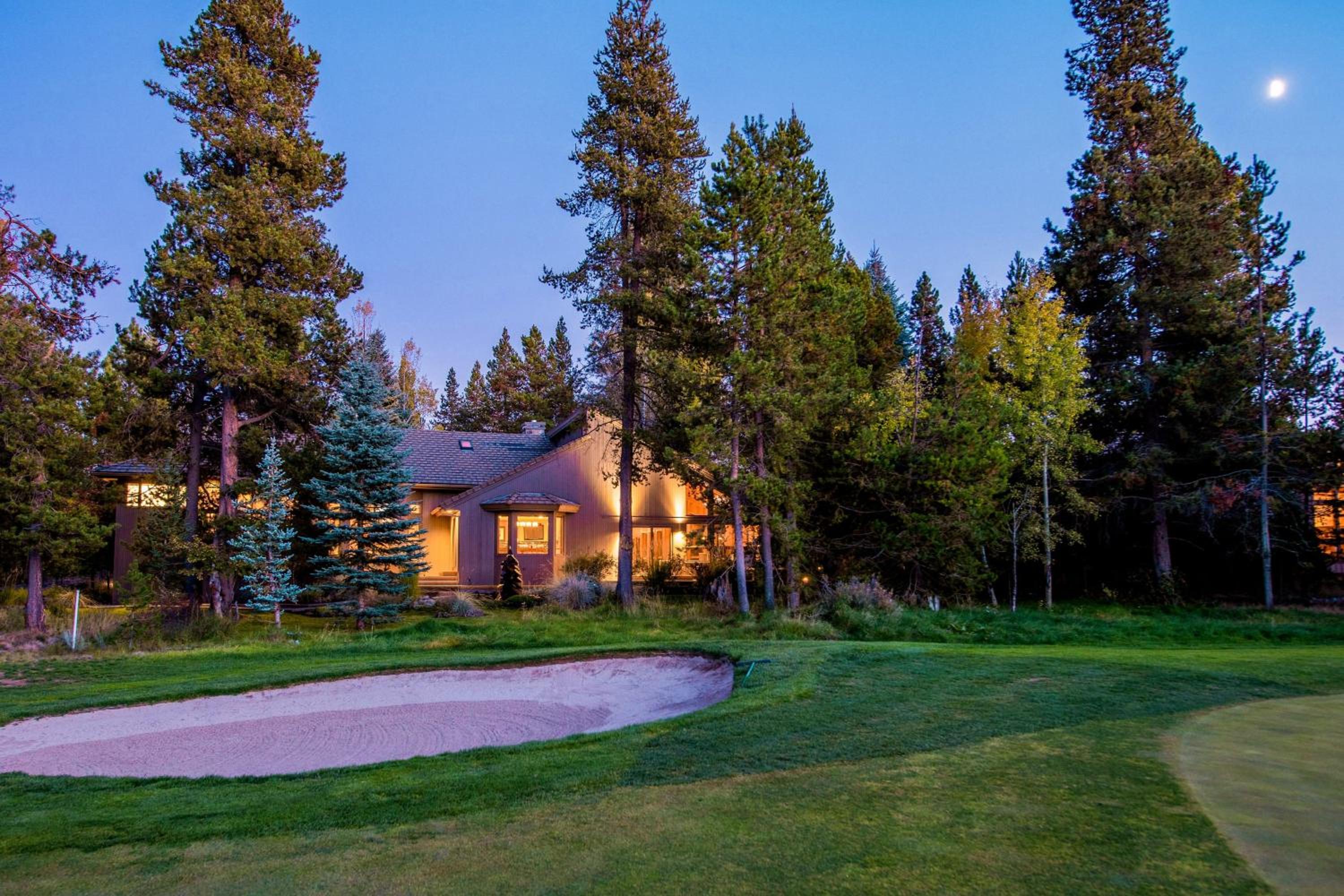 Sunriver by AvantStay Cozy Mountain Home w Indoor Pool and Hot Tub
