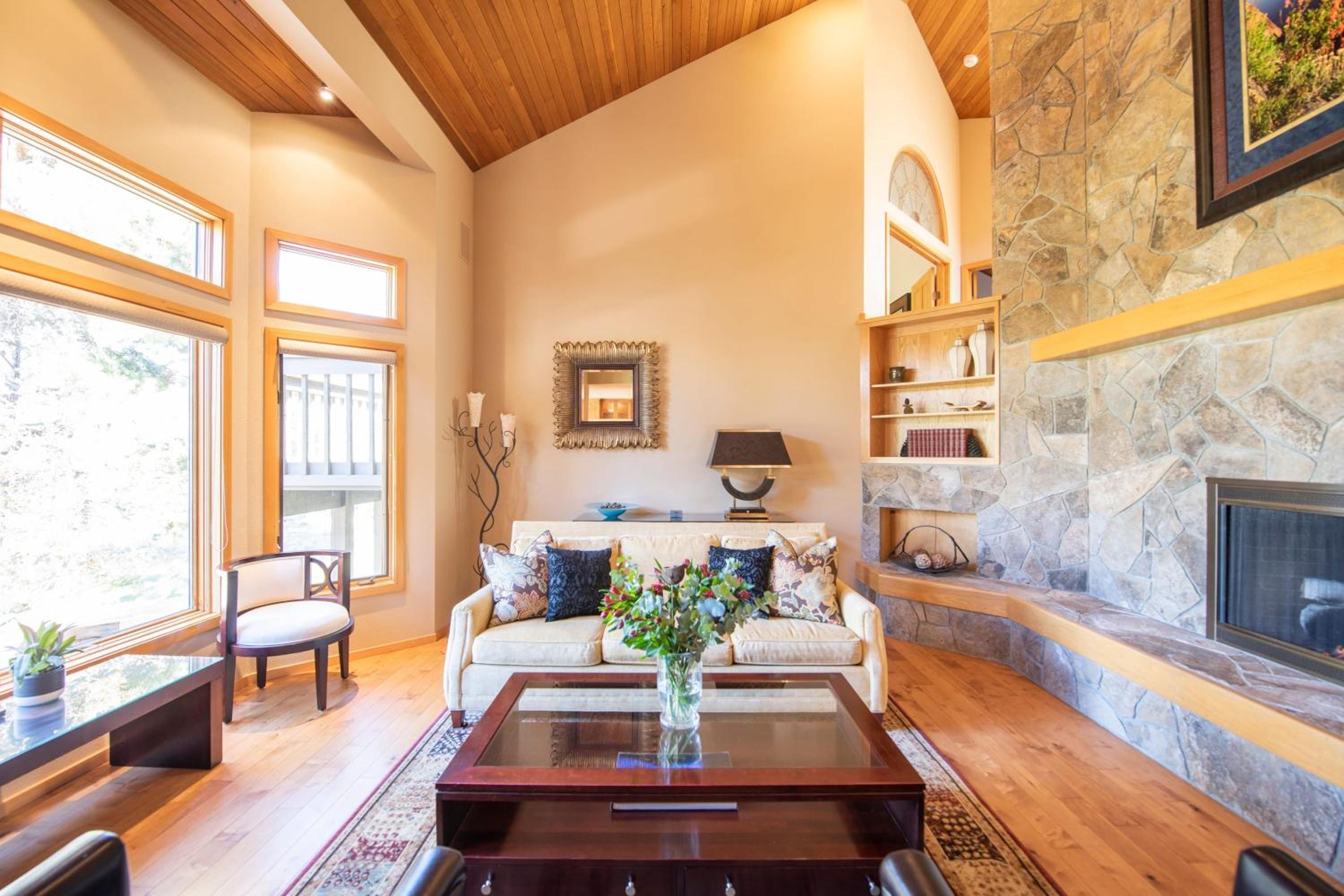 Sunriver by AvantStay Cozy Mountain Home w Indoor Pool and Hot Tub