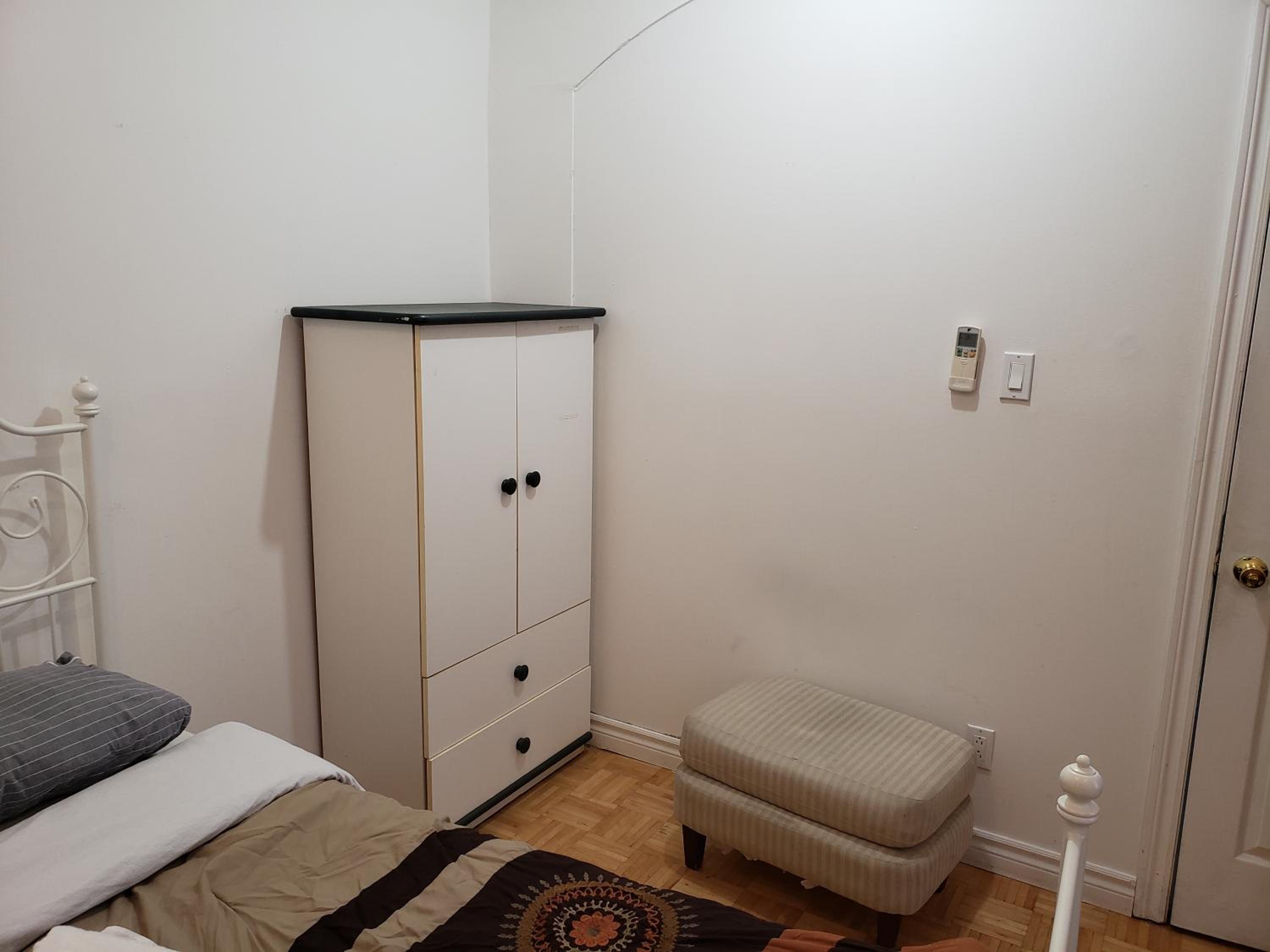 Delightful room near Metro Monk station with Self Check-in