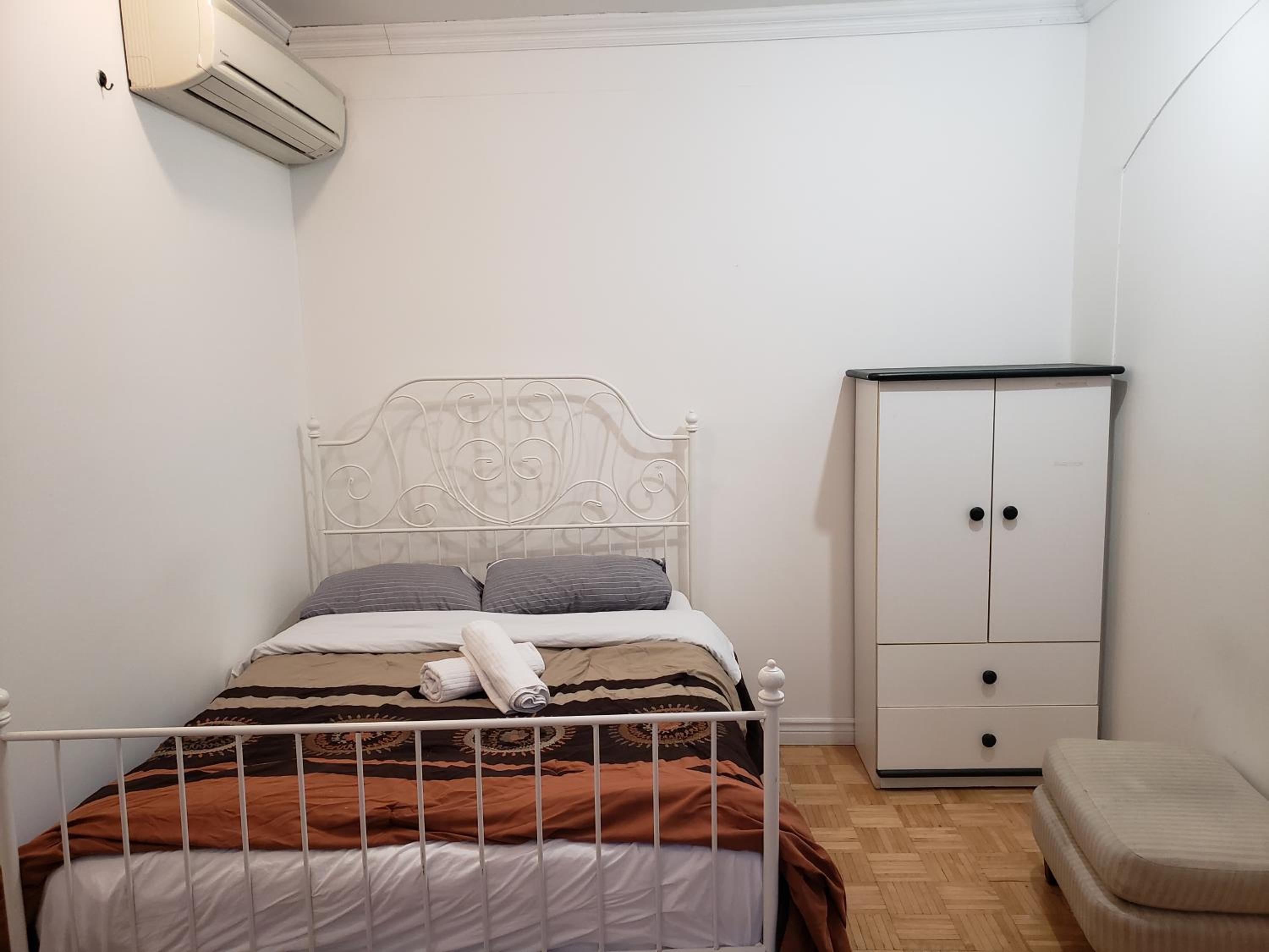 Delightful room near Metro Monk station with Self Check-in