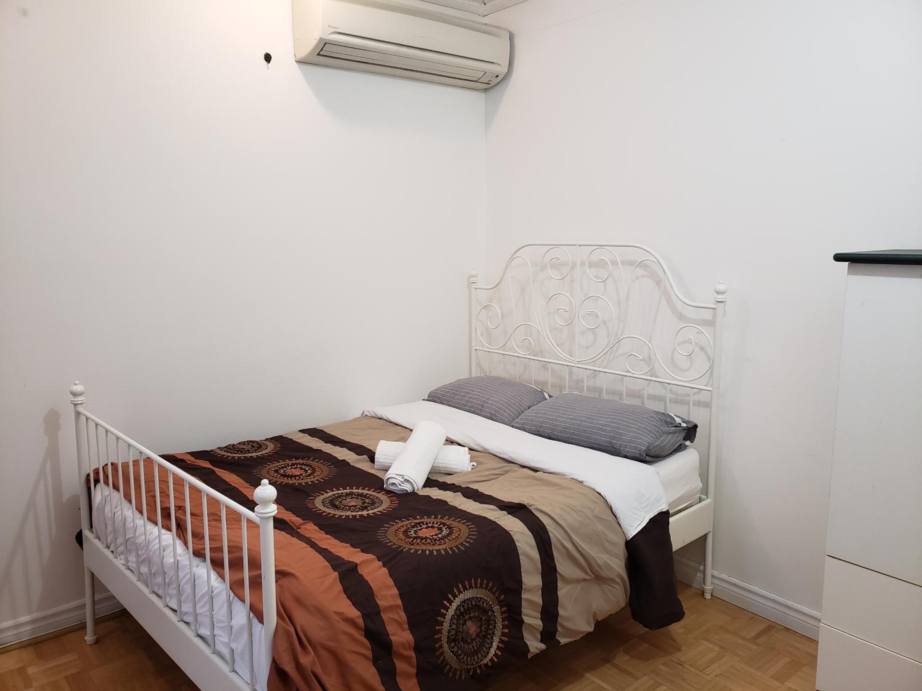 Delightful room near Metro Monk station with Self Check-in