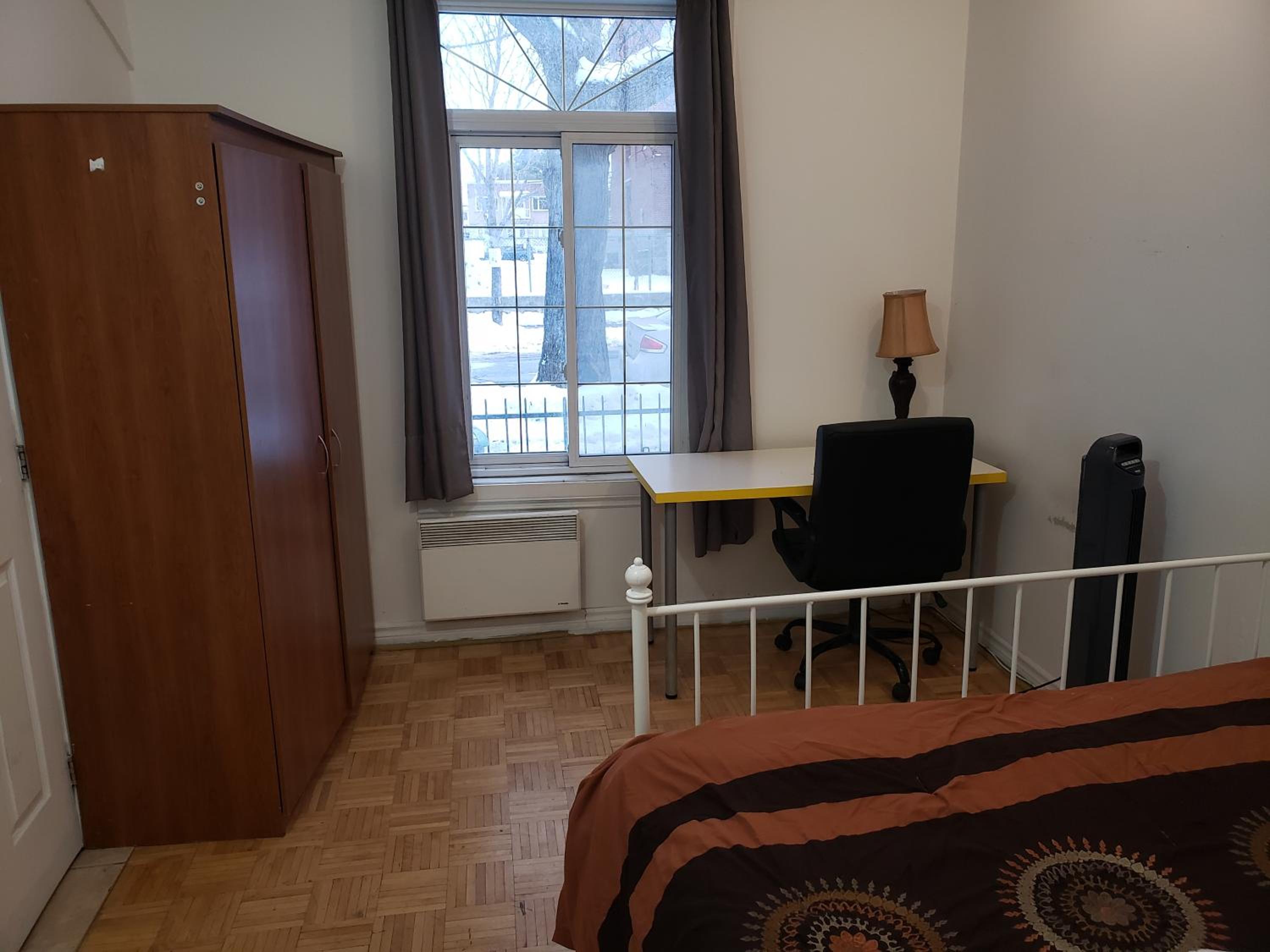 Delightful room near Metro Monk station with Self Check-in