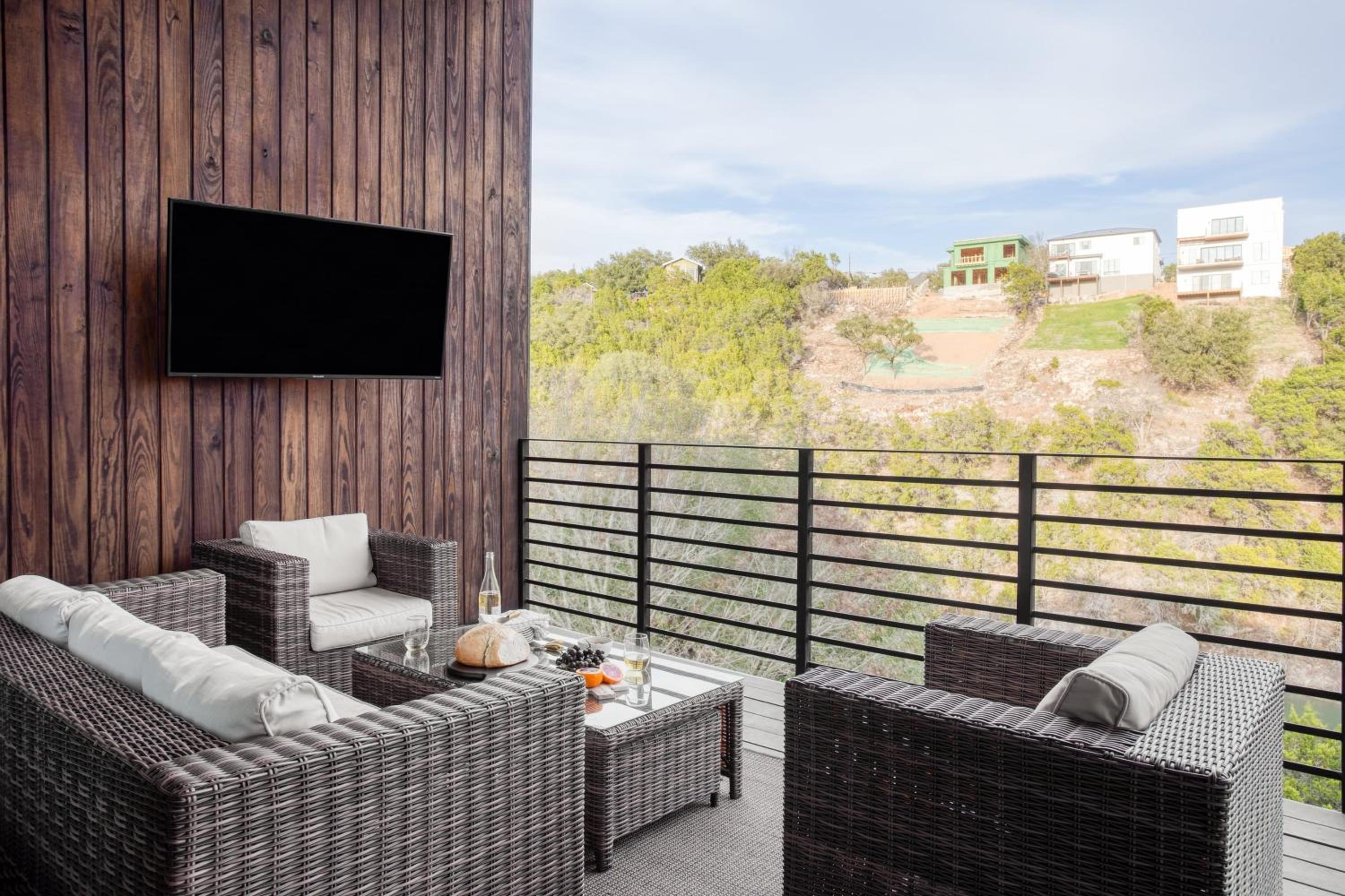 Luxurious stay w Lake View Pool Hot Tub Fire Pit Ping Pong Barton by AvantStay
