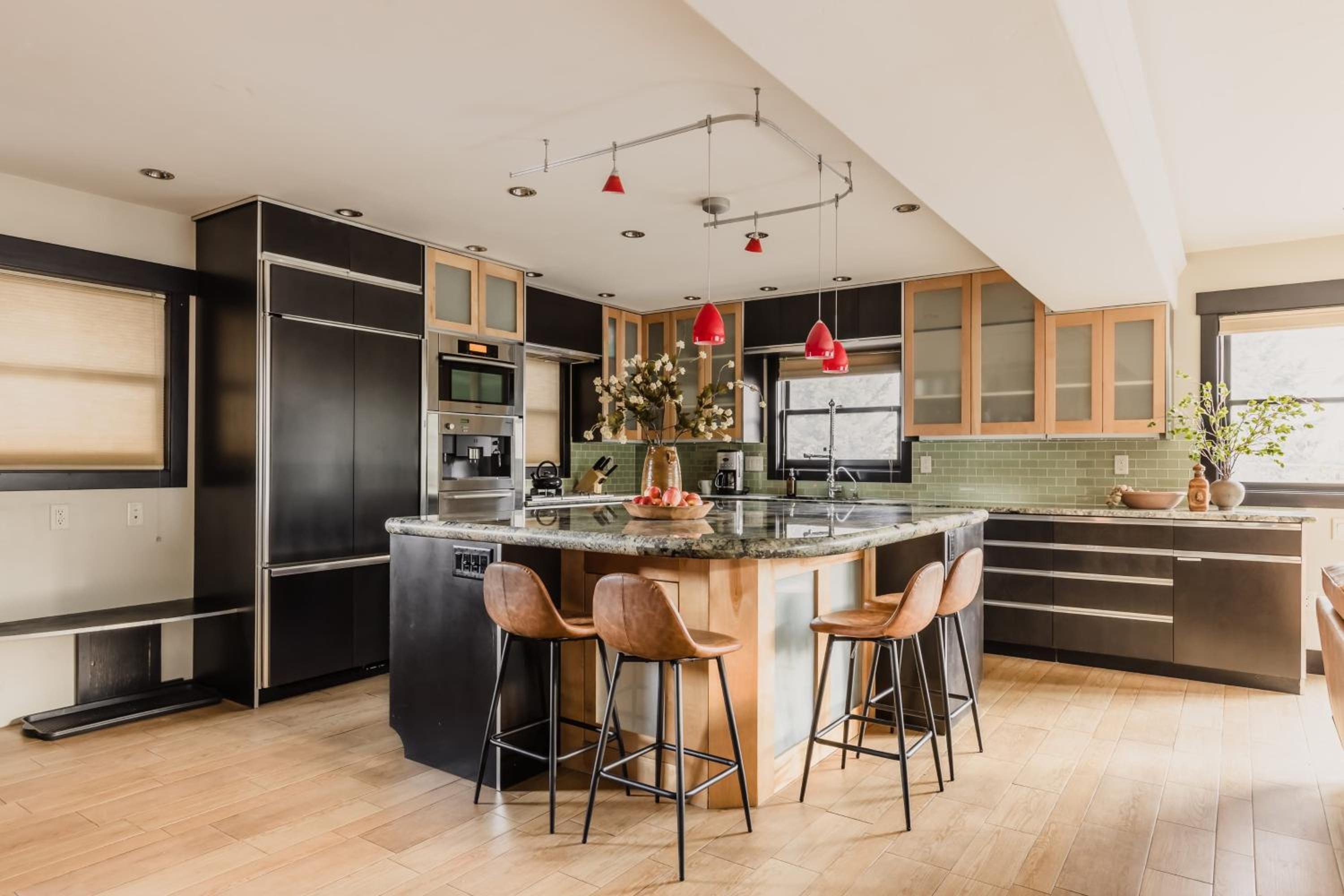 Paddington by AvantStay Cozy Chic Ski Lodge Mins from Mountain