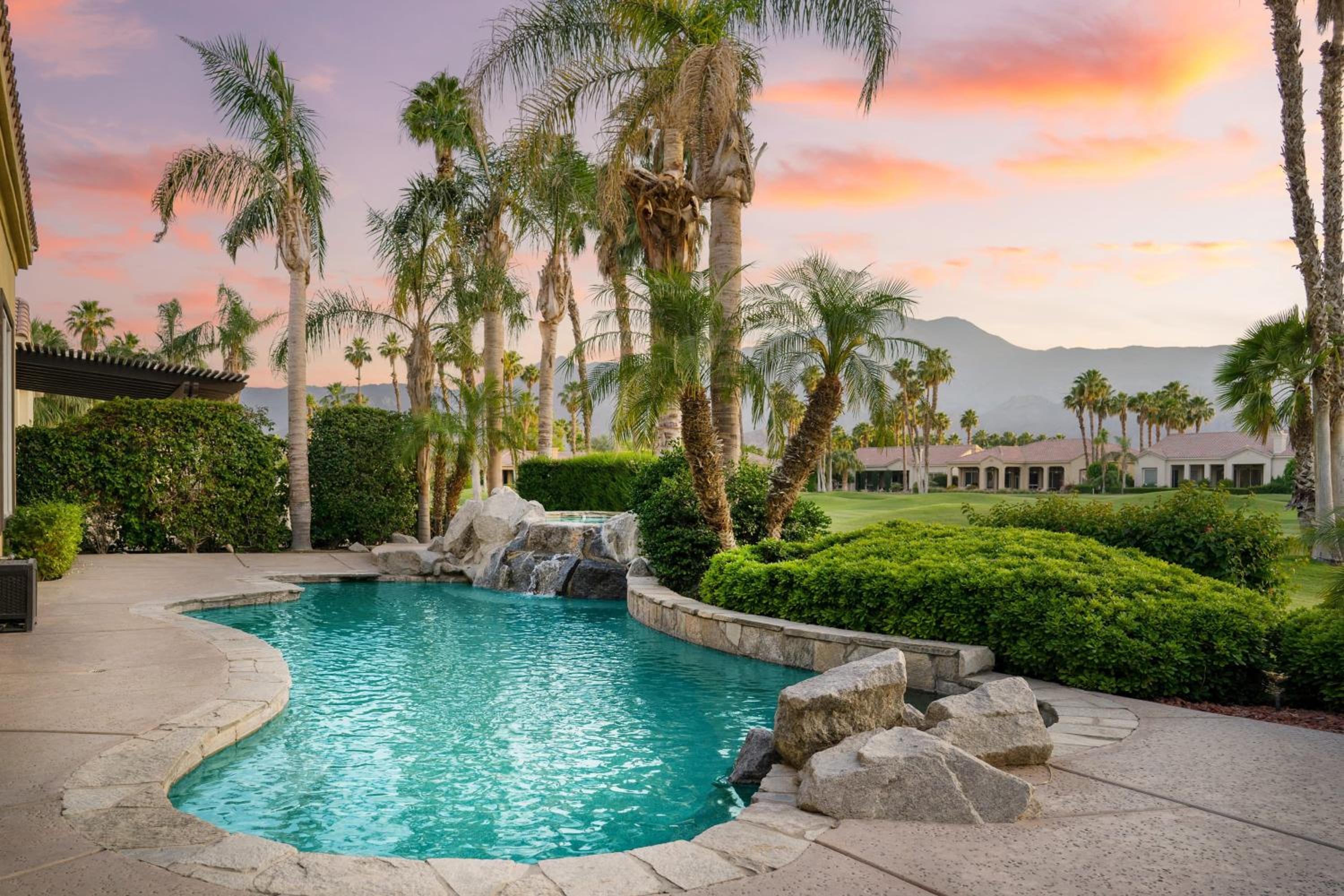 Spacious 5BR Desert Oasis: Pool Hot Tub Fire Pit PGA West Golf Course