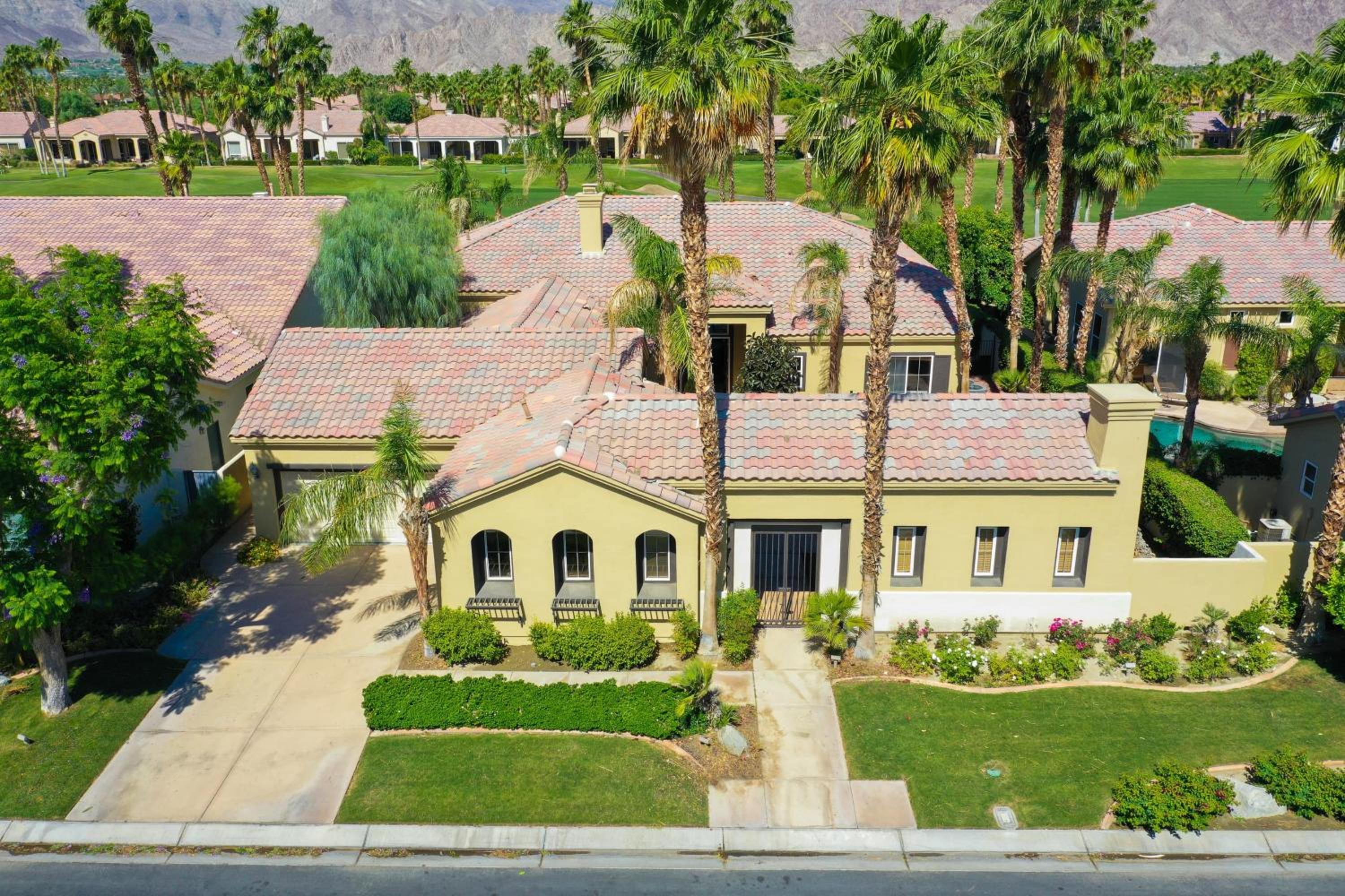 Spacious 5BR Desert Oasis: Pool Hot Tub Fire Pit PGA West Golf Course
