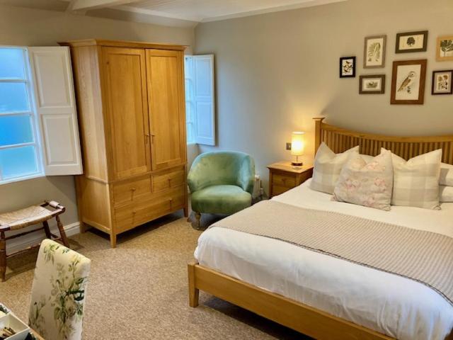 Wheelwrights Arms Country Inn & Pub