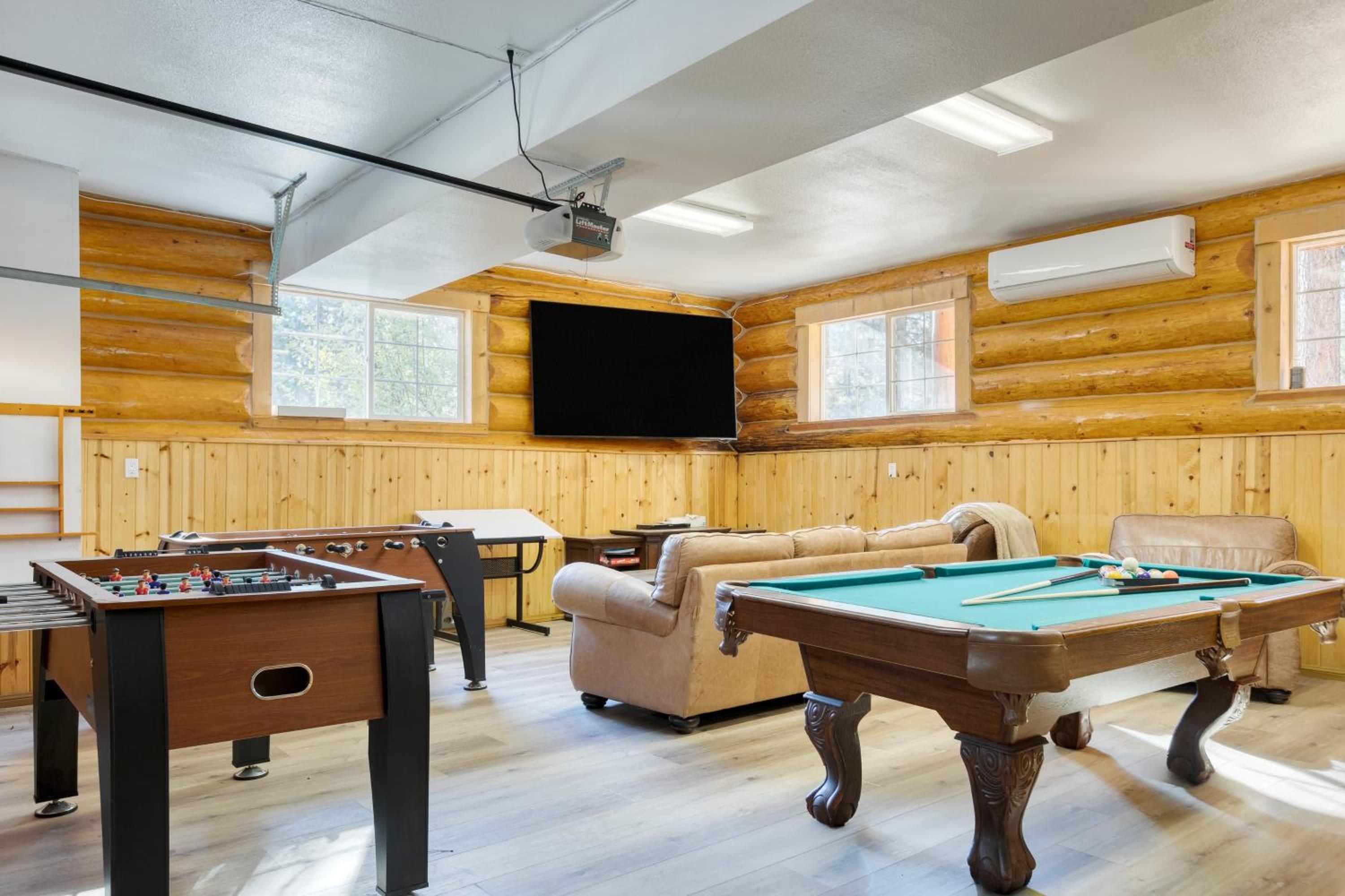 Pinetree Place by AvantStay Group Cabin w Hot Tub Minutes to the Lake