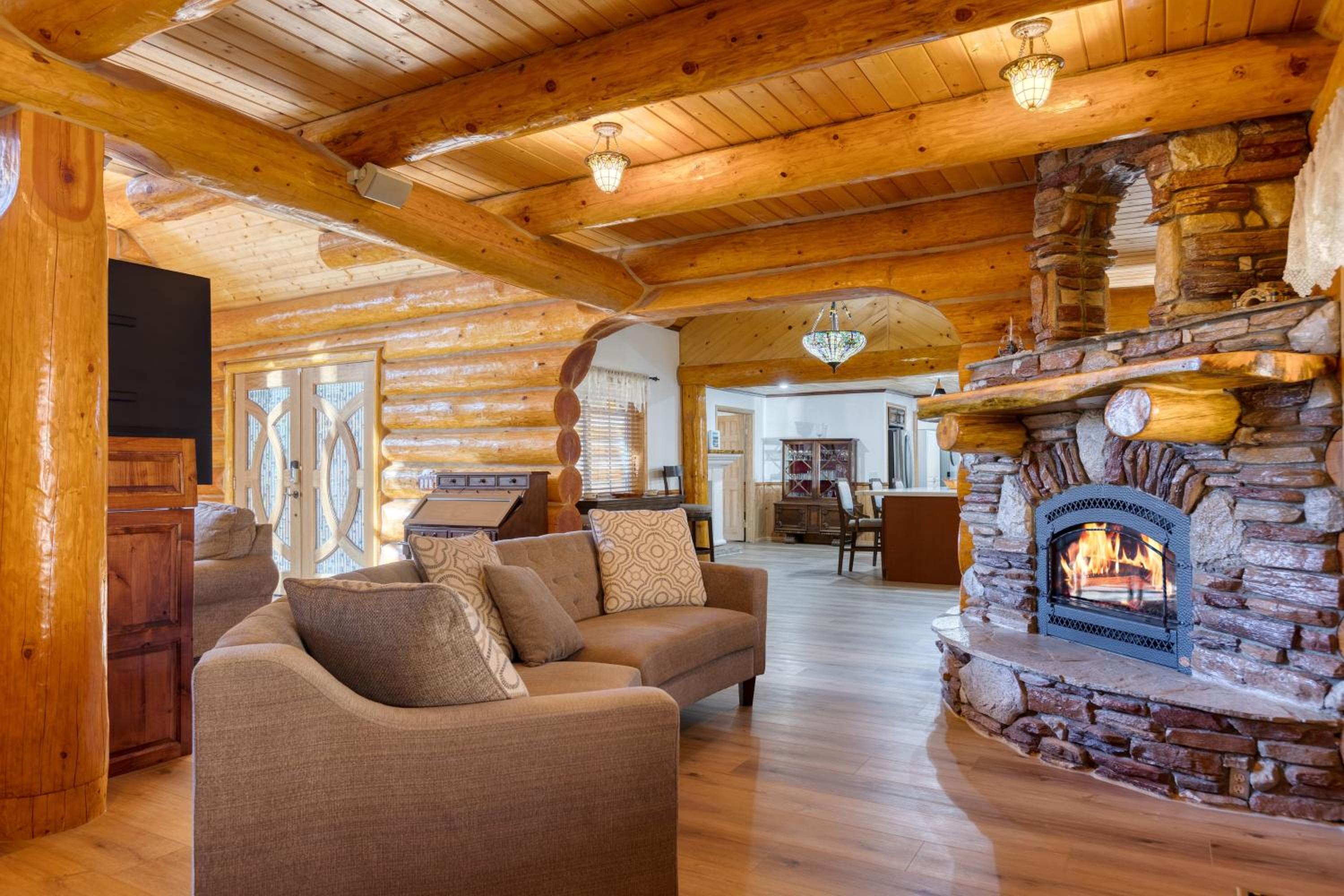 Pinetree Place by AvantStay Group Cabin w Hot Tub Minutes to the Lake