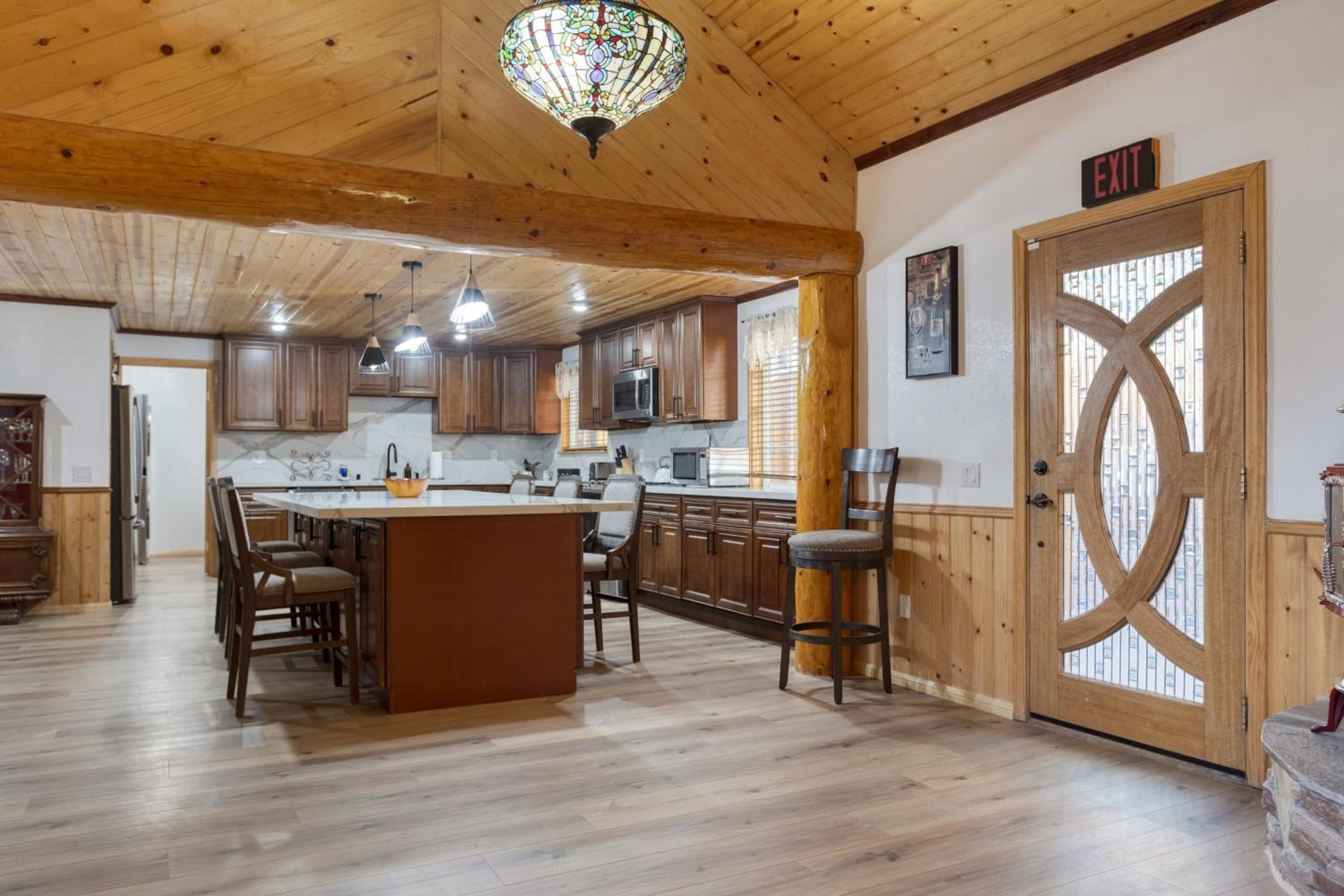 Pinetree Place by AvantStay Group Cabin w Hot Tub Minutes to the Lake