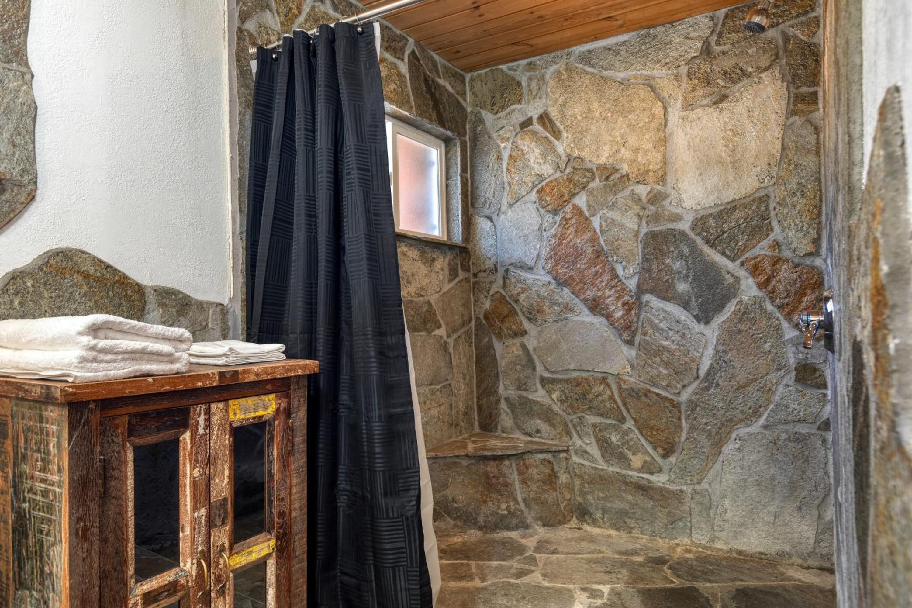 Pinetree Place by AvantStay Group Cabin w Hot Tub Minutes to the Lake