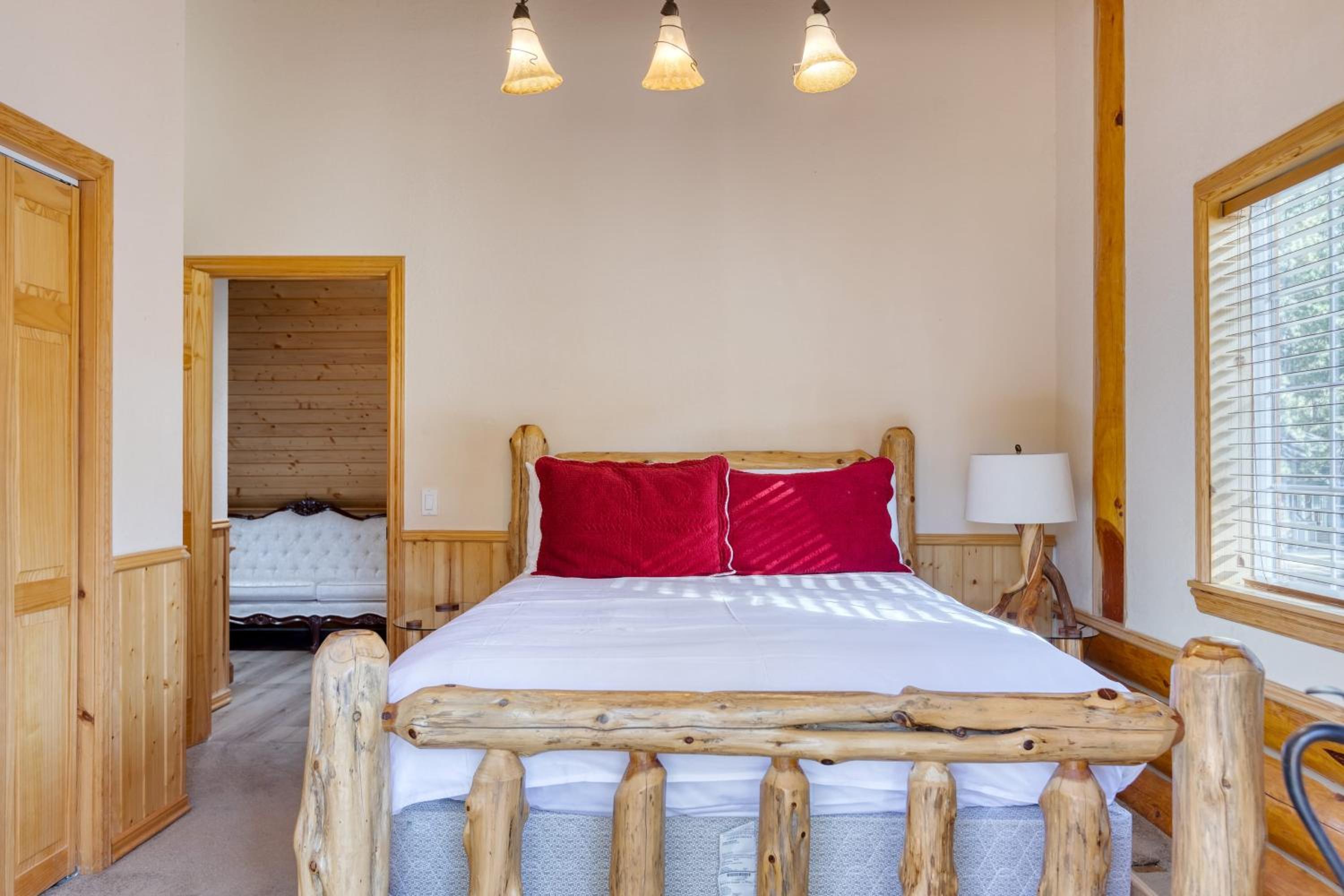 Pinetree Place by AvantStay Group Cabin w Hot Tub Minutes to the Lake