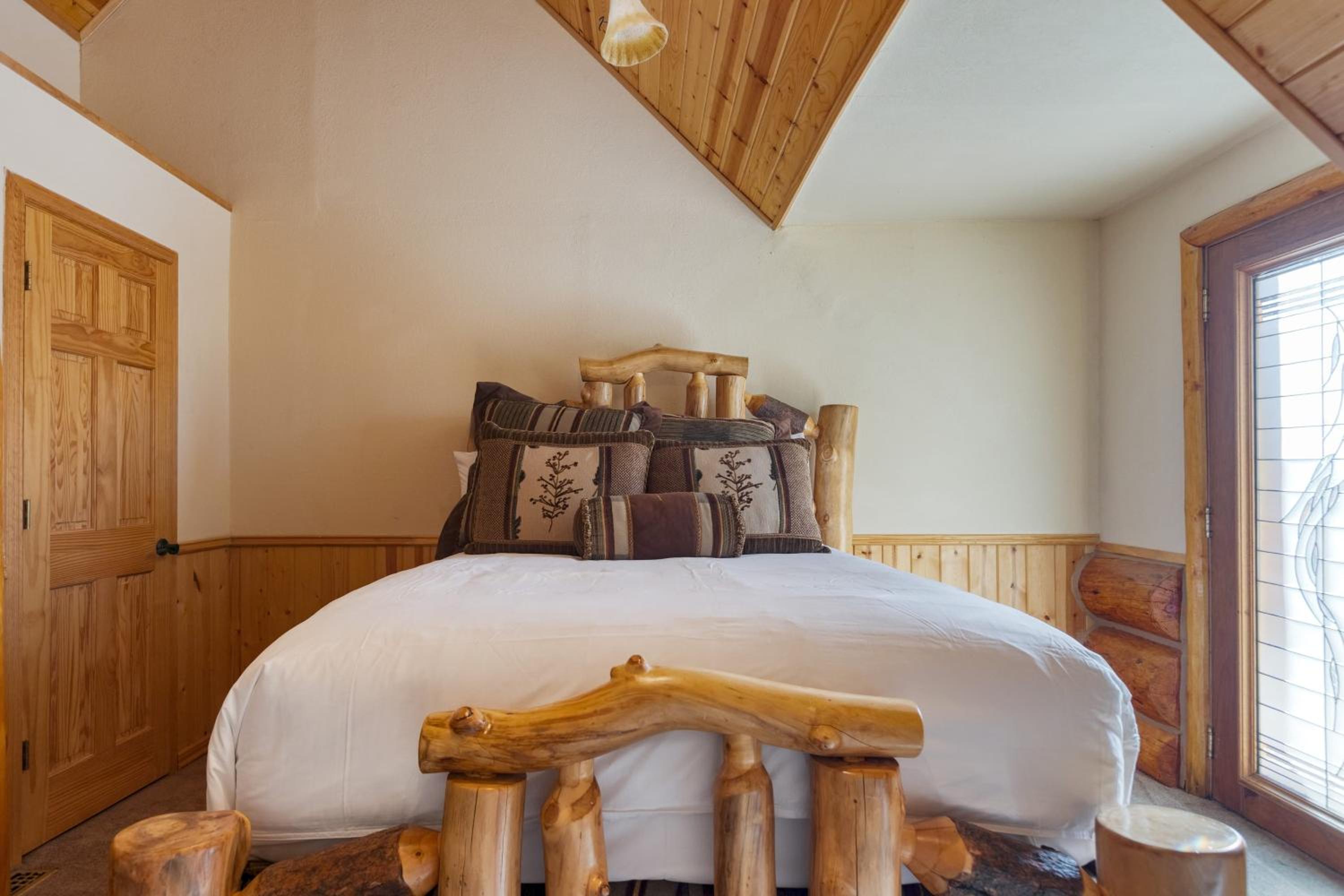 Pinetree Place by AvantStay Group Cabin w Hot Tub Minutes to the Lake