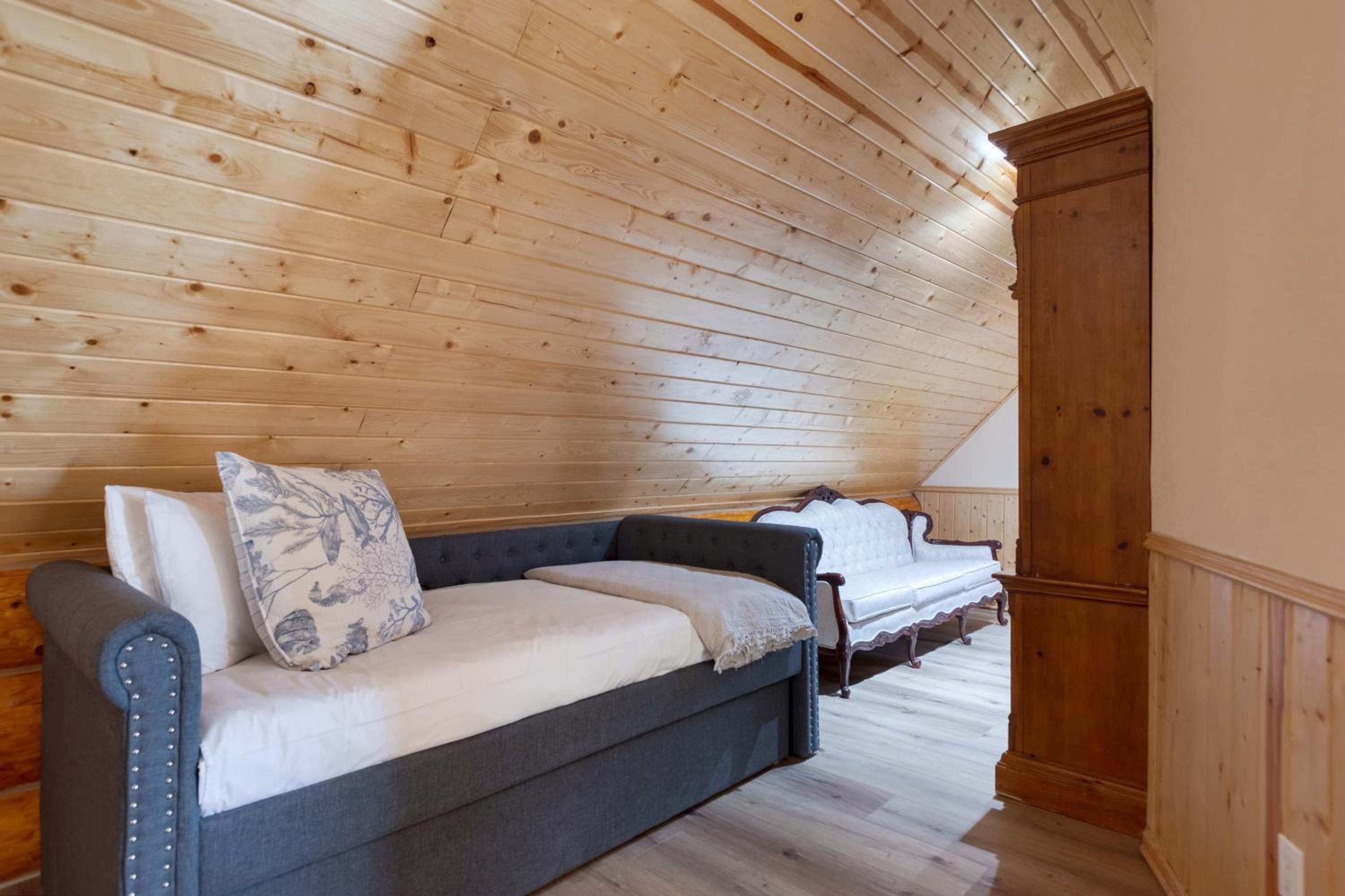 Pinetree Place by AvantStay Group Cabin w Hot Tub Minutes to the Lake