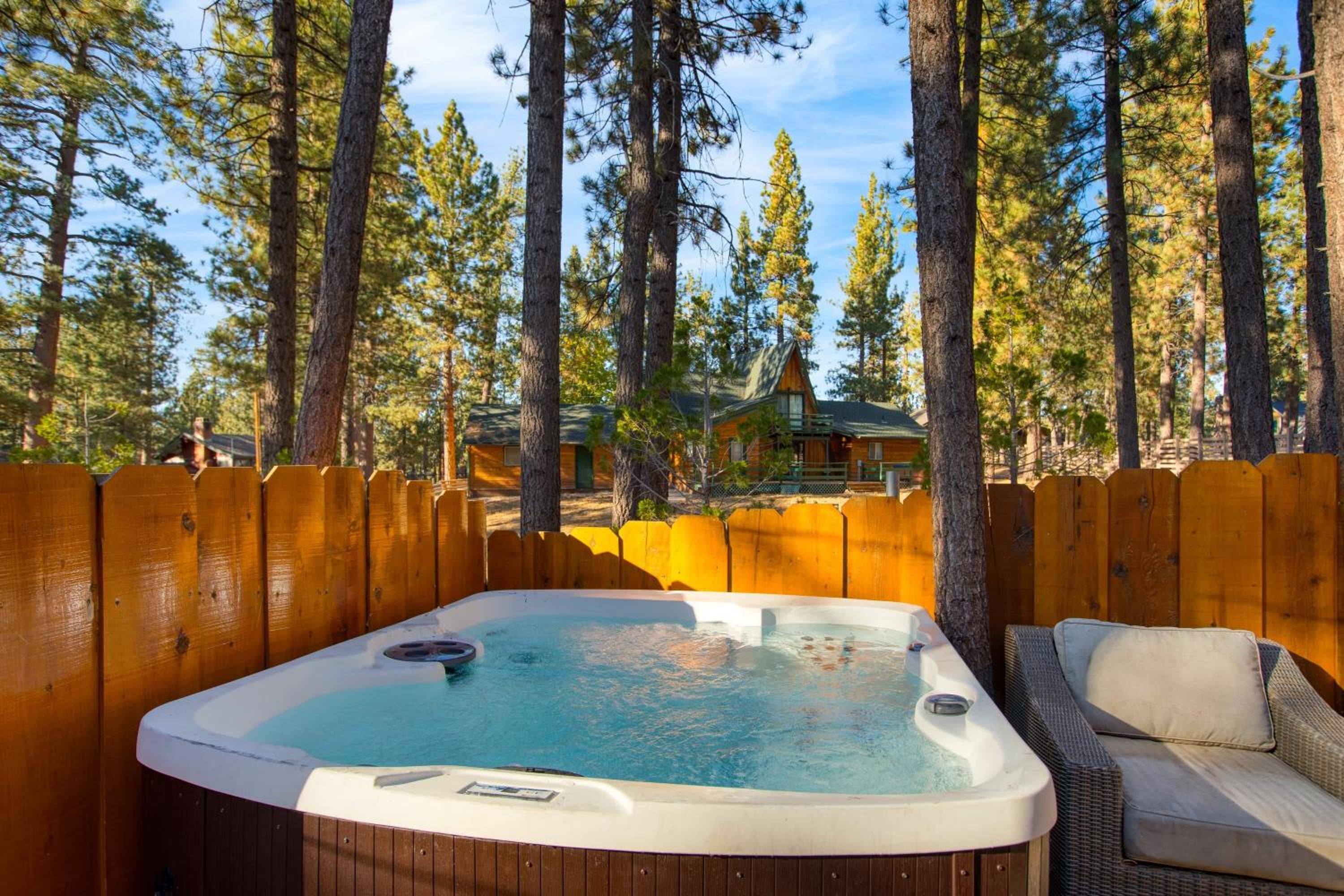 Pinetree Place by AvantStay Group Cabin w Hot Tub Minutes to the Lake