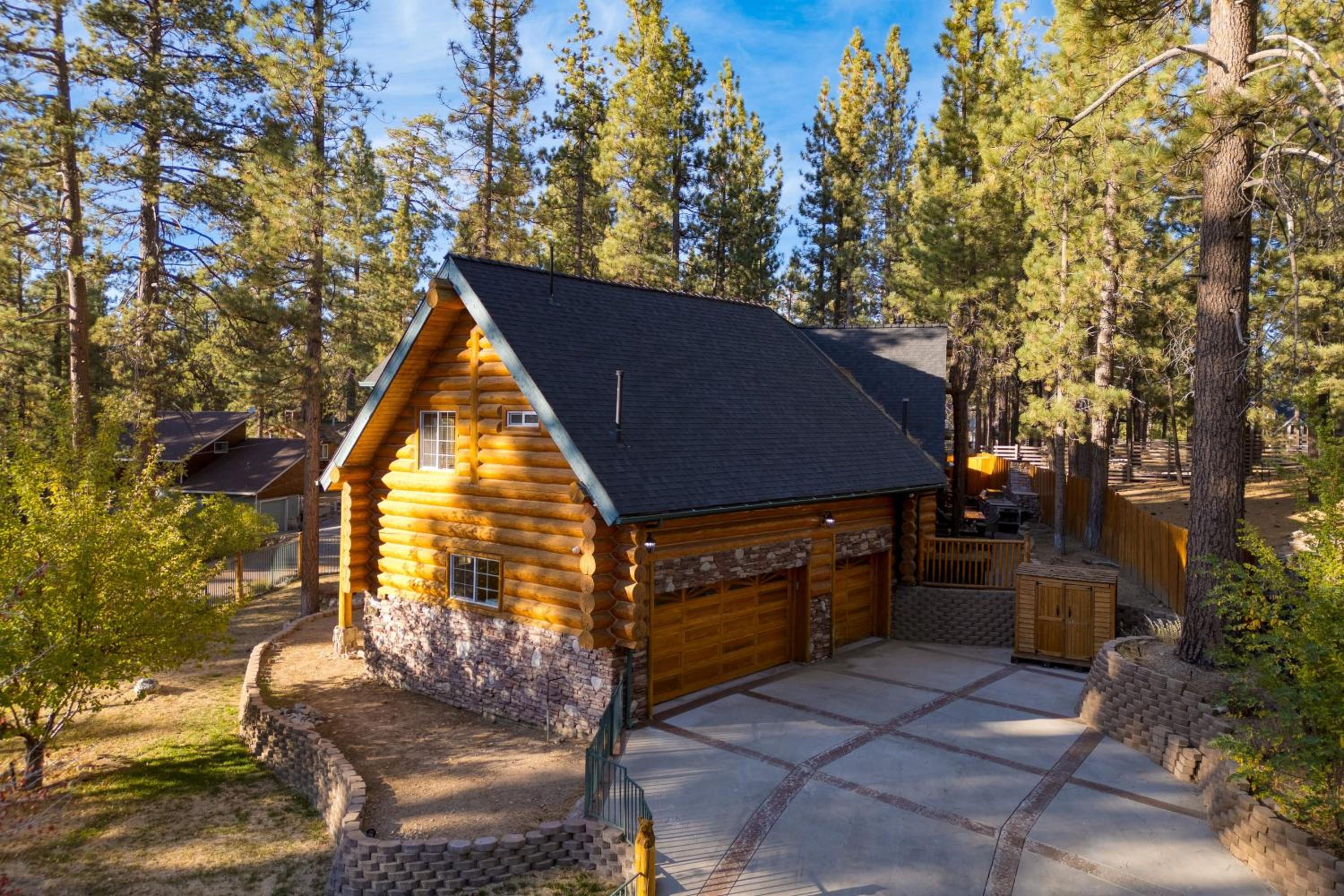 Pinetree Place by AvantStay Group Cabin w Hot Tub Minutes to the Lake