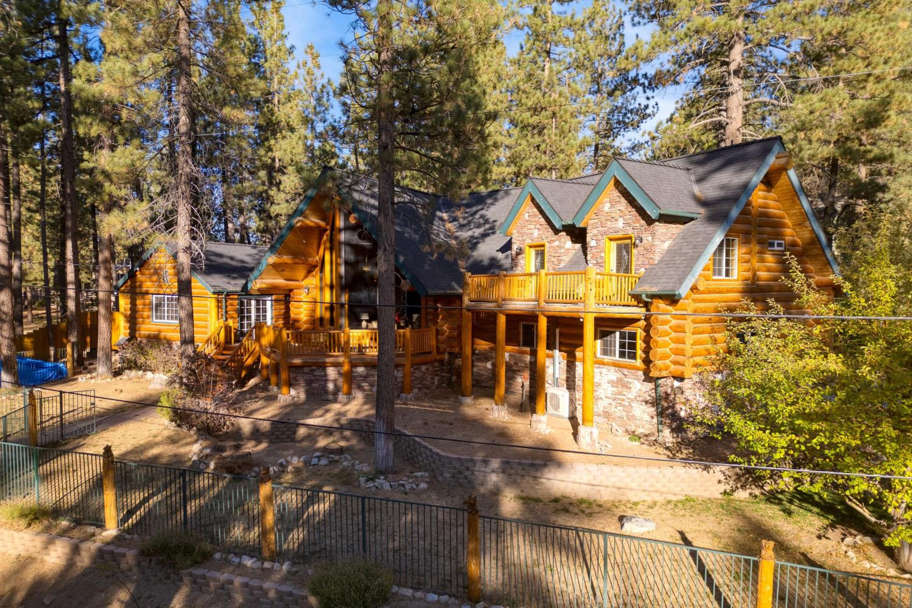 Pinetree Place by AvantStay Group Cabin w Hot Tub Minutes to the Lake