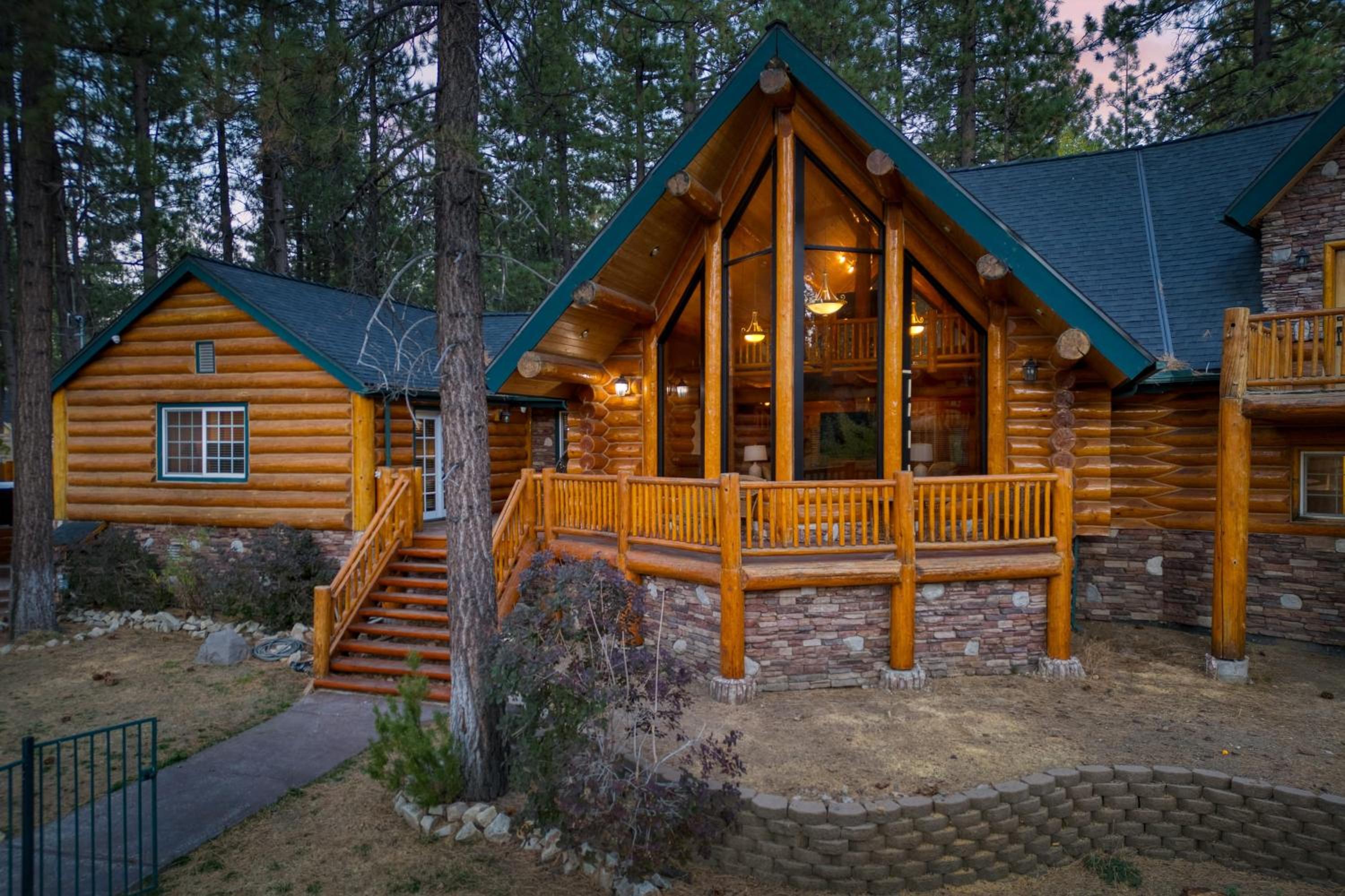 Pinetree Place by AvantStay Group Cabin w Hot Tub Minutes to the Lake