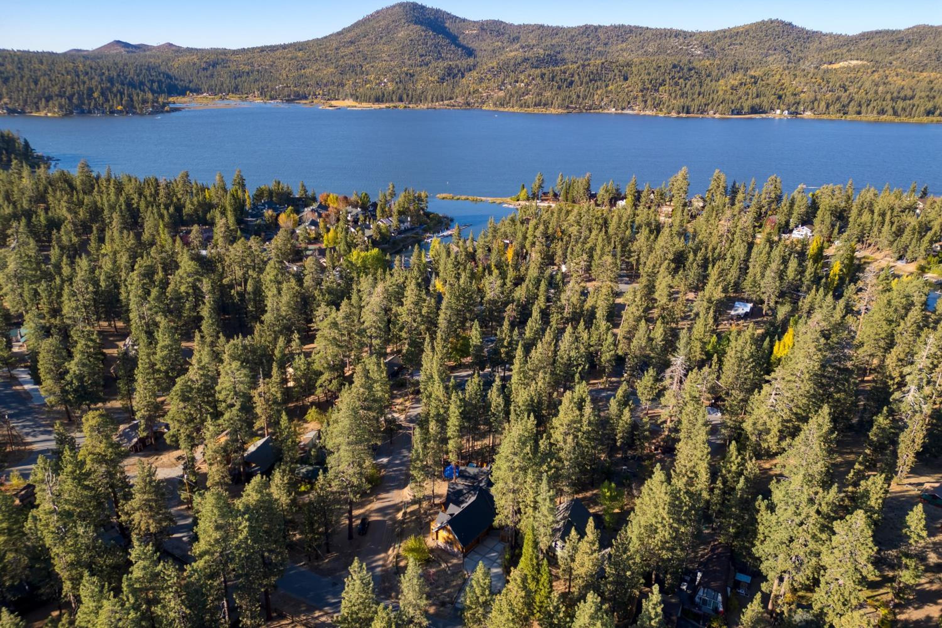 Pinetree Place by AvantStay Group Cabin w Hot Tub Minutes to the Lake