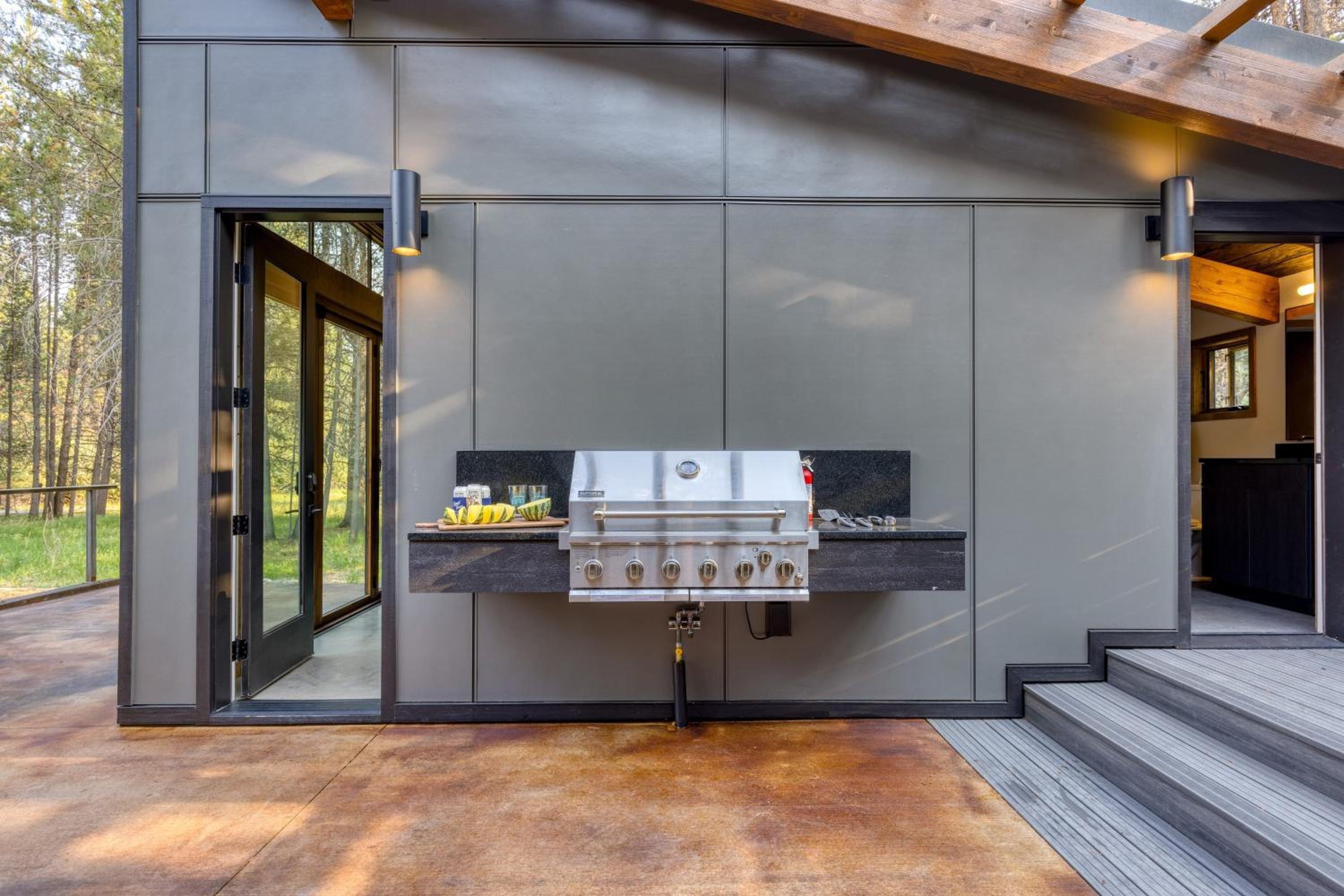 Newly Built • Sauna • Hot Tub • Cold Punge Lazy River Glamp-House by AvantStay