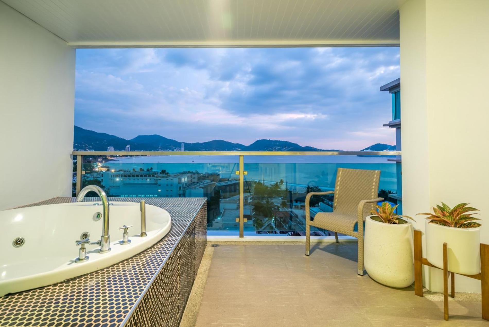 Private sea view apartment with jacuzzi at Baycliff view 3