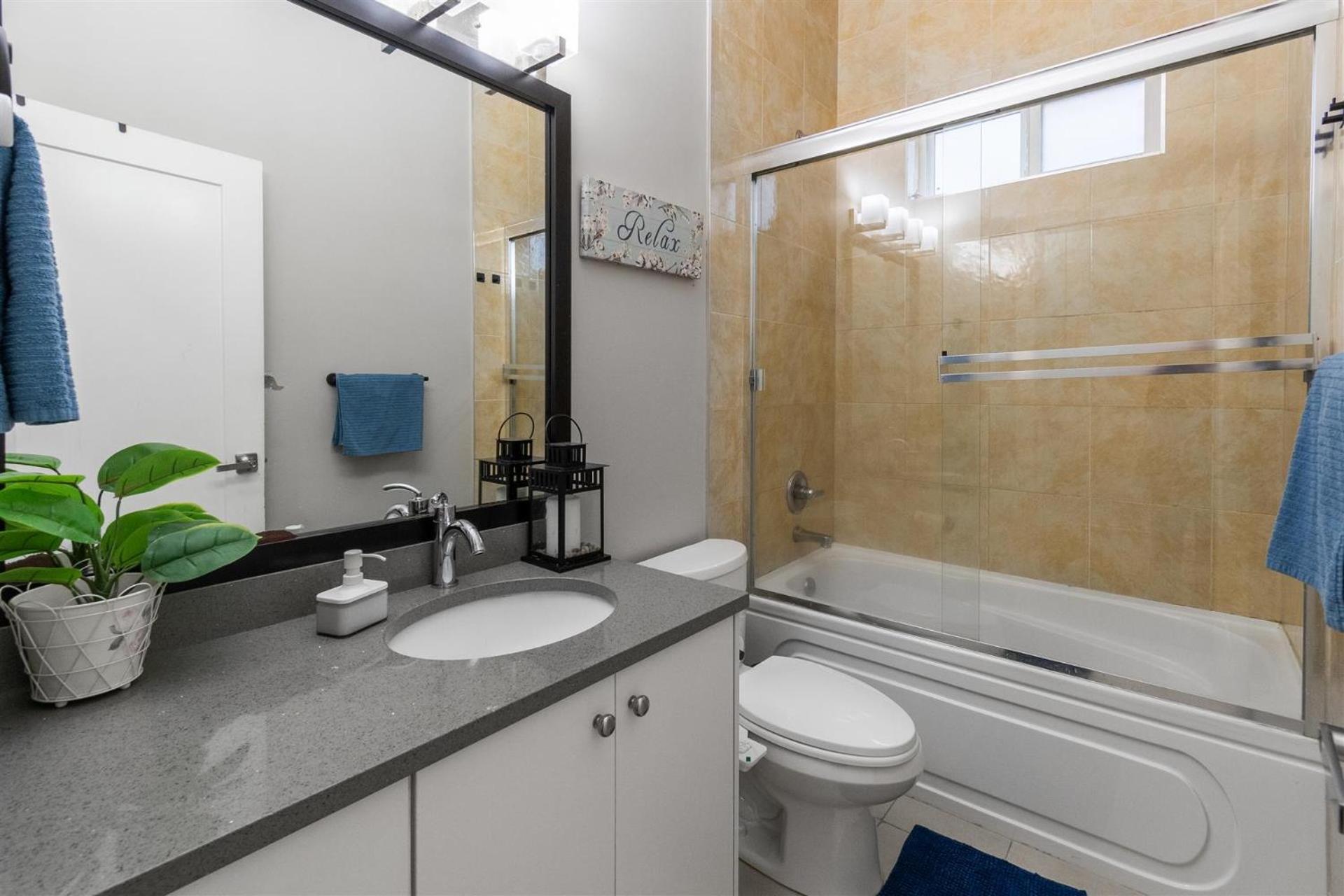 Peaceful 2 Bedroom Suite that sleeps 4 with Free Wifi ,Free parking,easily accessible to Downtown Vancouver
