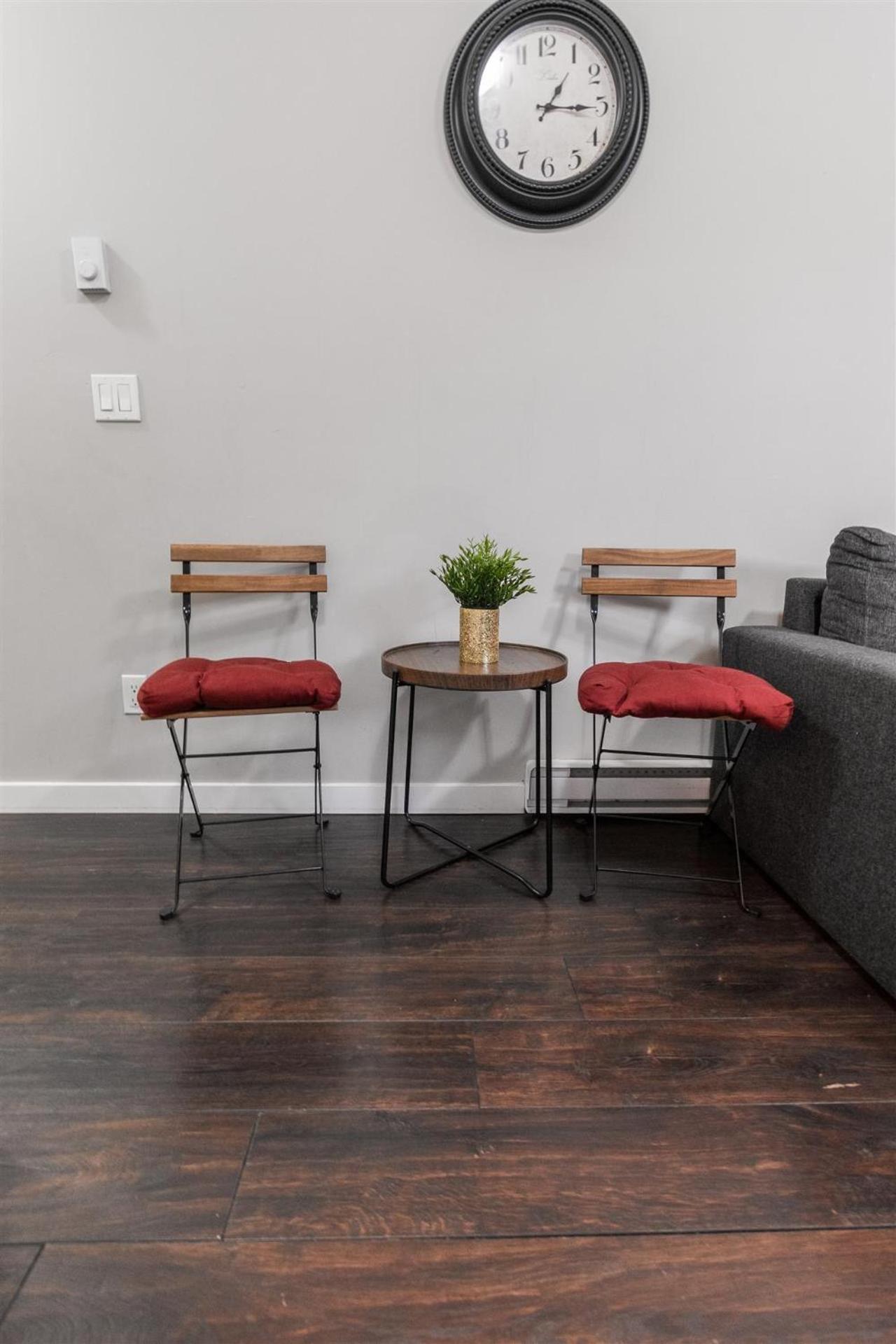 Peaceful 2 Bedroom Suite that sleeps 4 with Free Wifi ,Free parking,easily accessible to Downtown Vancouver