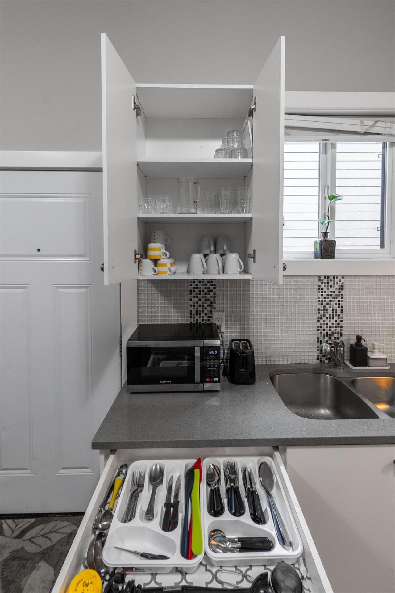 Peaceful 2 Bedroom Suite that sleeps 4 with Free Wifi ,Free parking,easily accessible to Downtown Vancouver