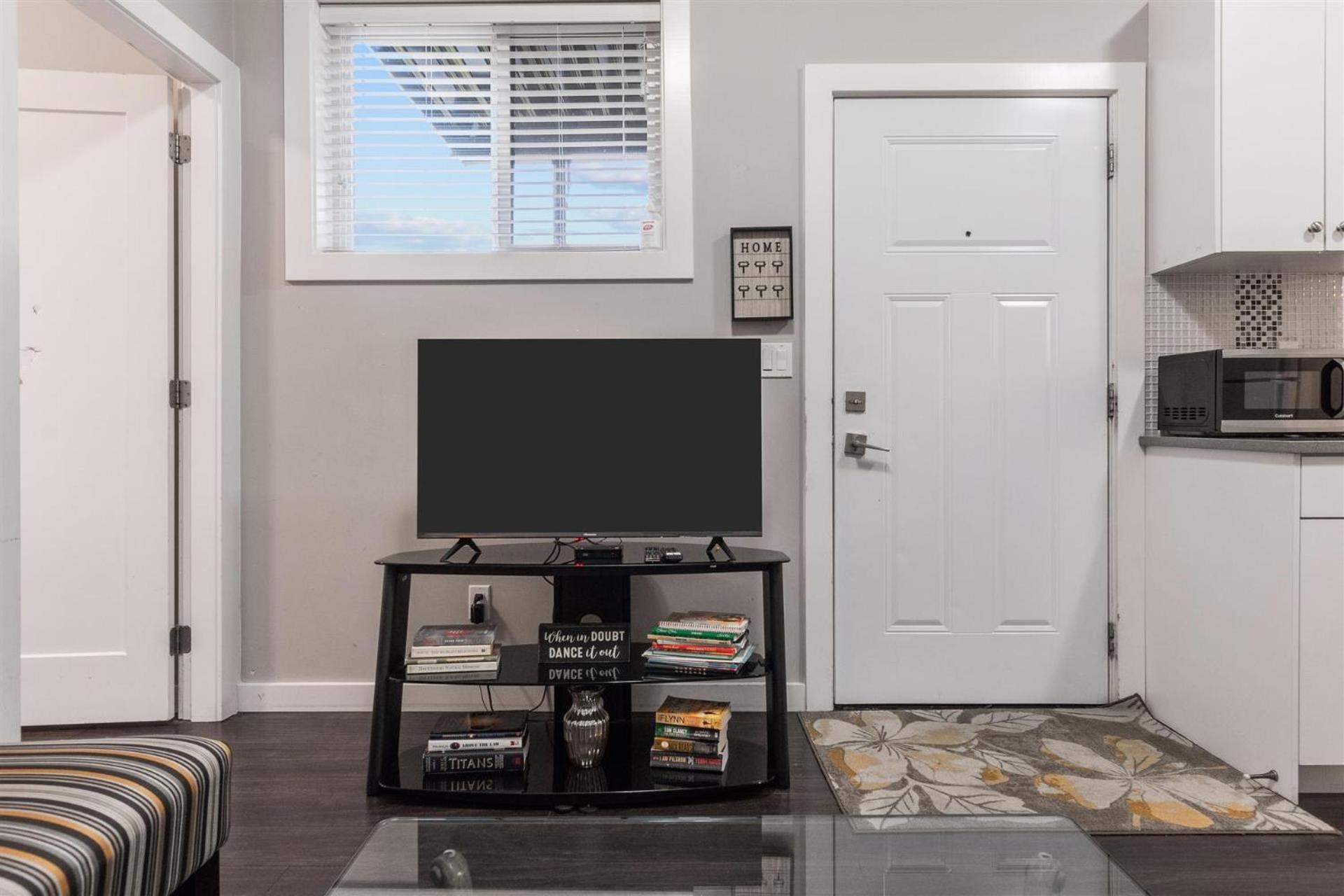 Peaceful 2 Bedroom Suite that sleeps 4 with Free Wifi ,Free parking,easily accessible to Downtown Vancouver
