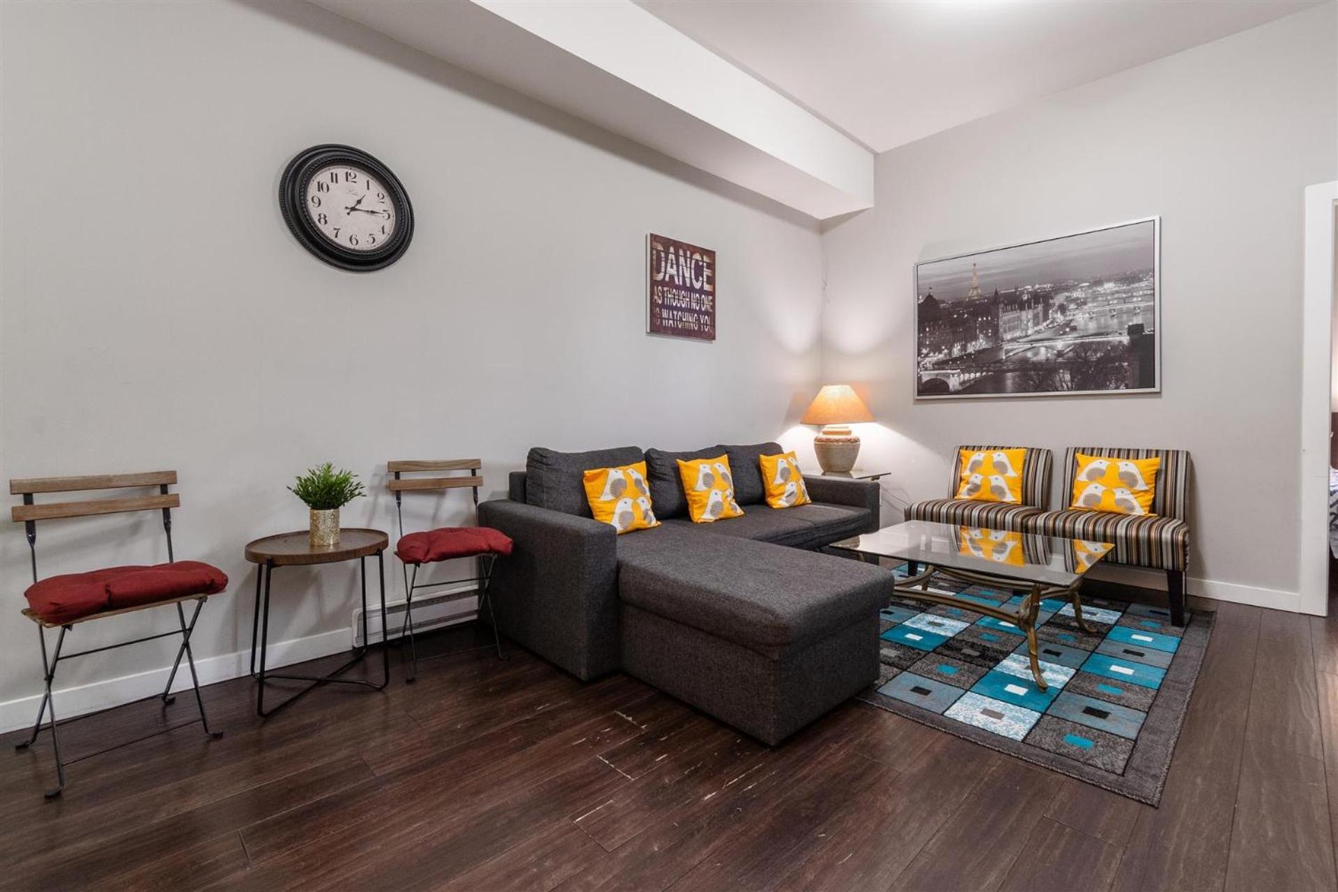 Peaceful 2 Bedroom Suite that sleeps 4 with Free Wifi ,Free parking,easily accessible to Downtown Vancouver