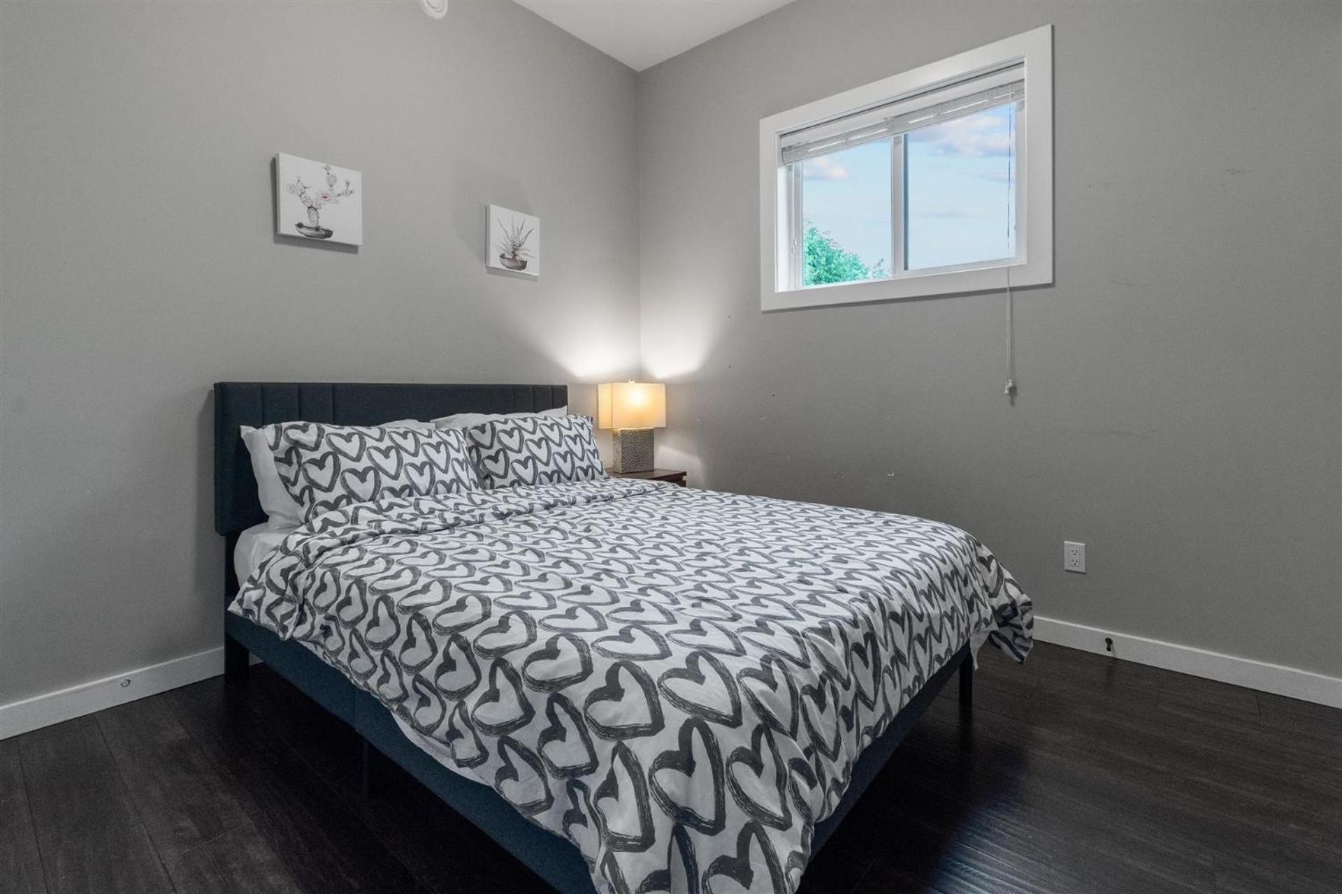 Peaceful 2 Bedroom Suite that sleeps 4 with Free Wifi ,Free parking,easily accessible to Downtown Vancouver