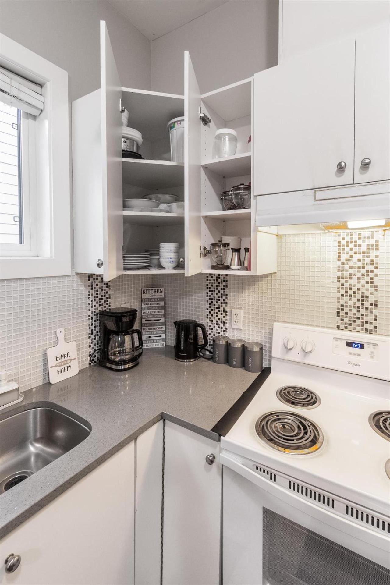 Peaceful 2 Bedroom Suite that sleeps 4 with Free Wifi ,Free parking,easily accessible to Downtown Vancouver