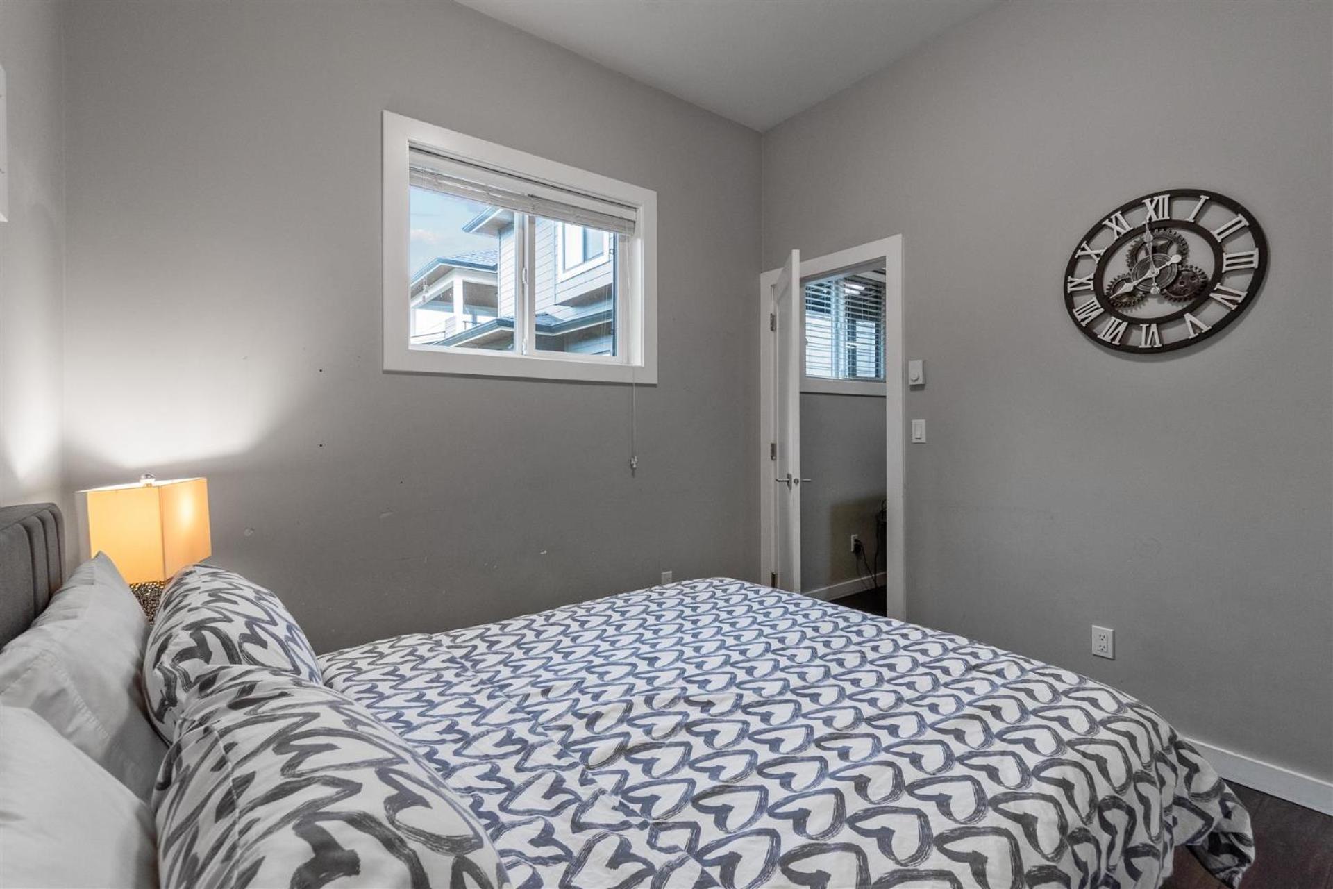 Peaceful 2 Bedroom Suite that sleeps 4 with Free Wifi ,Free parking,easily accessible to Downtown Vancouver