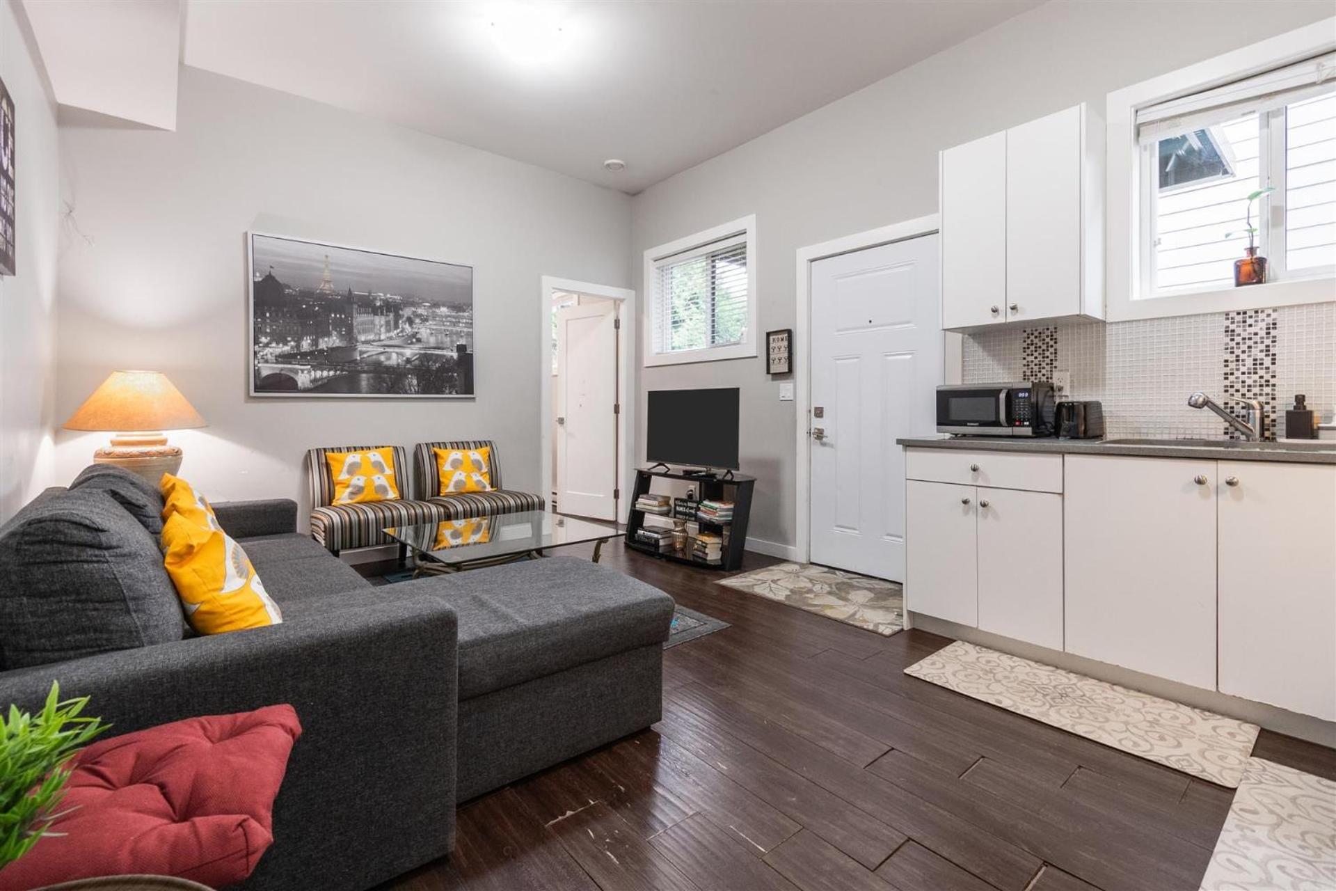 Peaceful 2 Bedroom Suite that sleeps 4 with Free Wifi ,Free parking,easily accessible to Downtown Vancouver