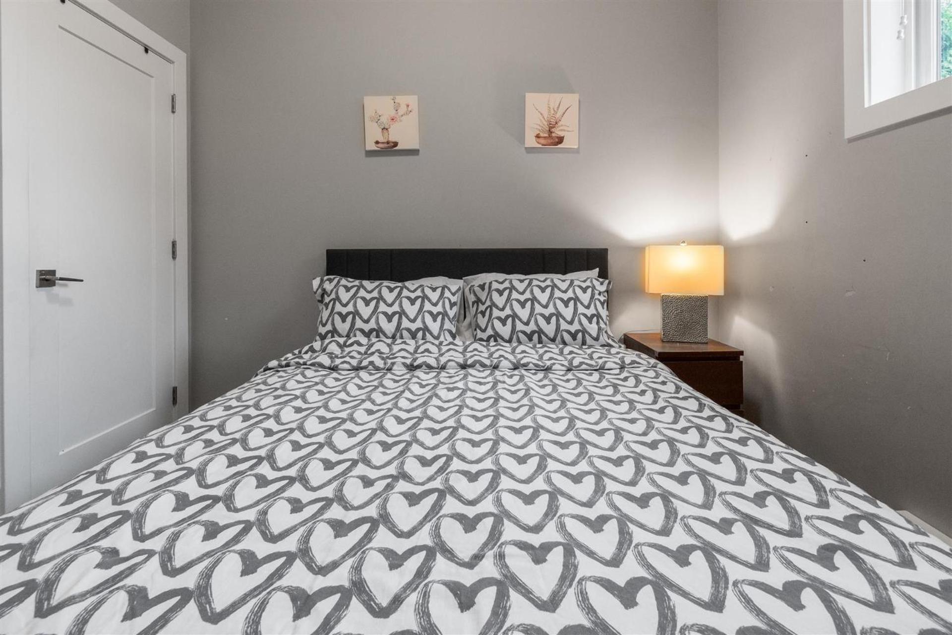 Peaceful 2 Bedroom Suite that sleeps 4 with Free Wifi ,Free parking,easily accessible to Downtown Vancouver