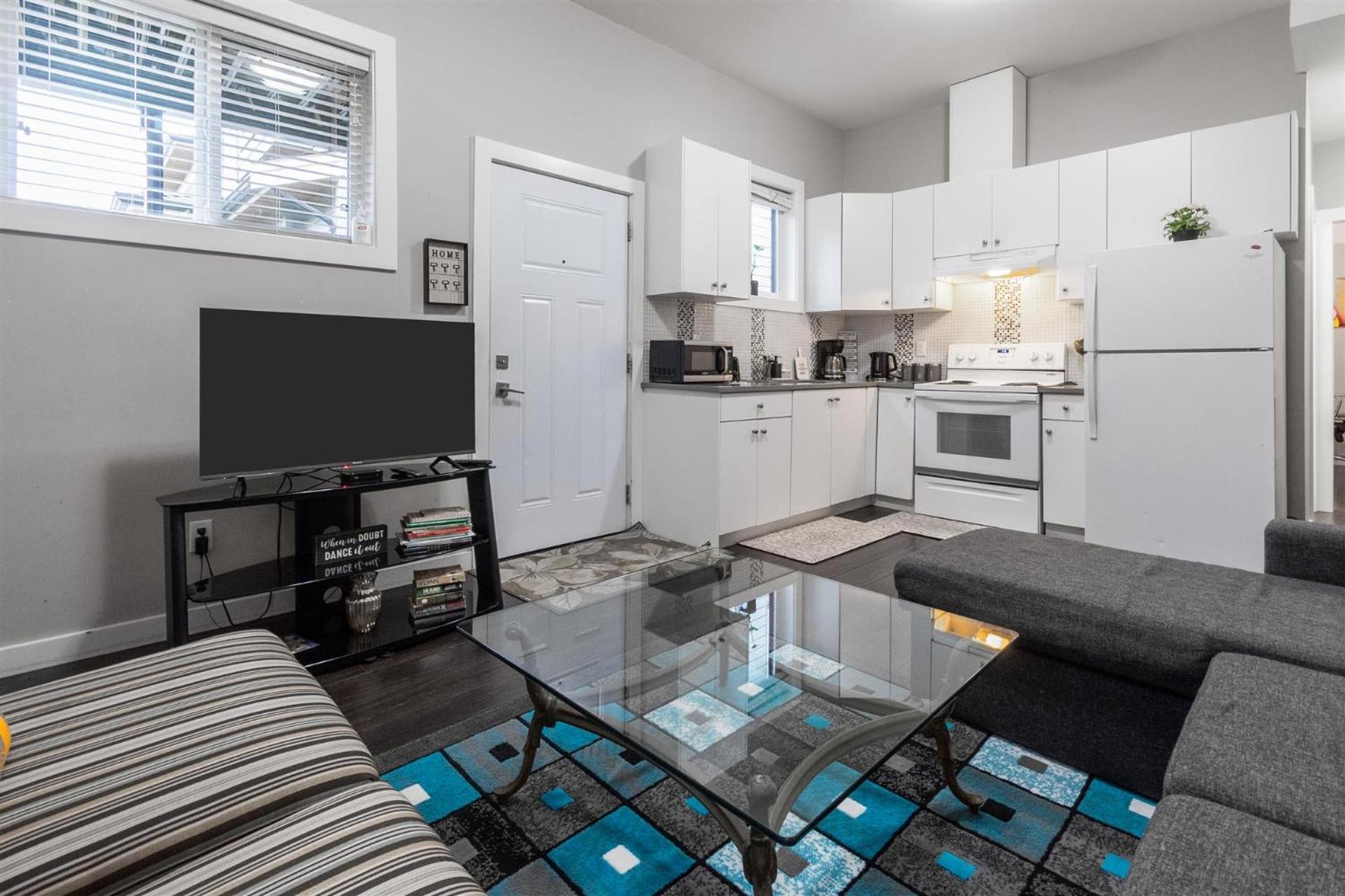 Peaceful 2 Bedroom Suite that sleeps 4 with Free Wifi ,Free parking,easily accessible to Downtown Vancouver