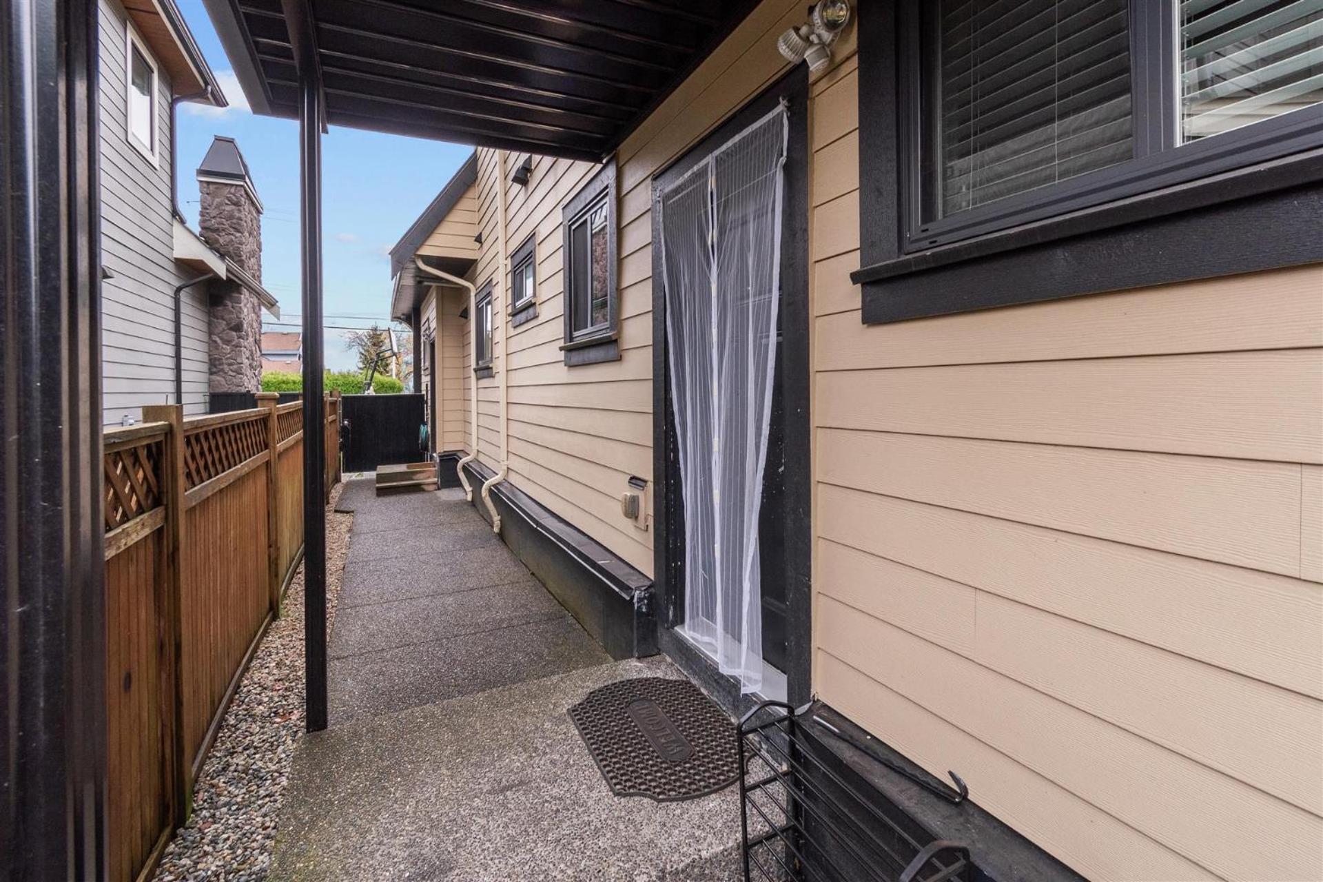 Peaceful 2 Bedroom Suite that sleeps 4 with Free Wifi ,Free parking,easily accessible to Downtown Vancouver