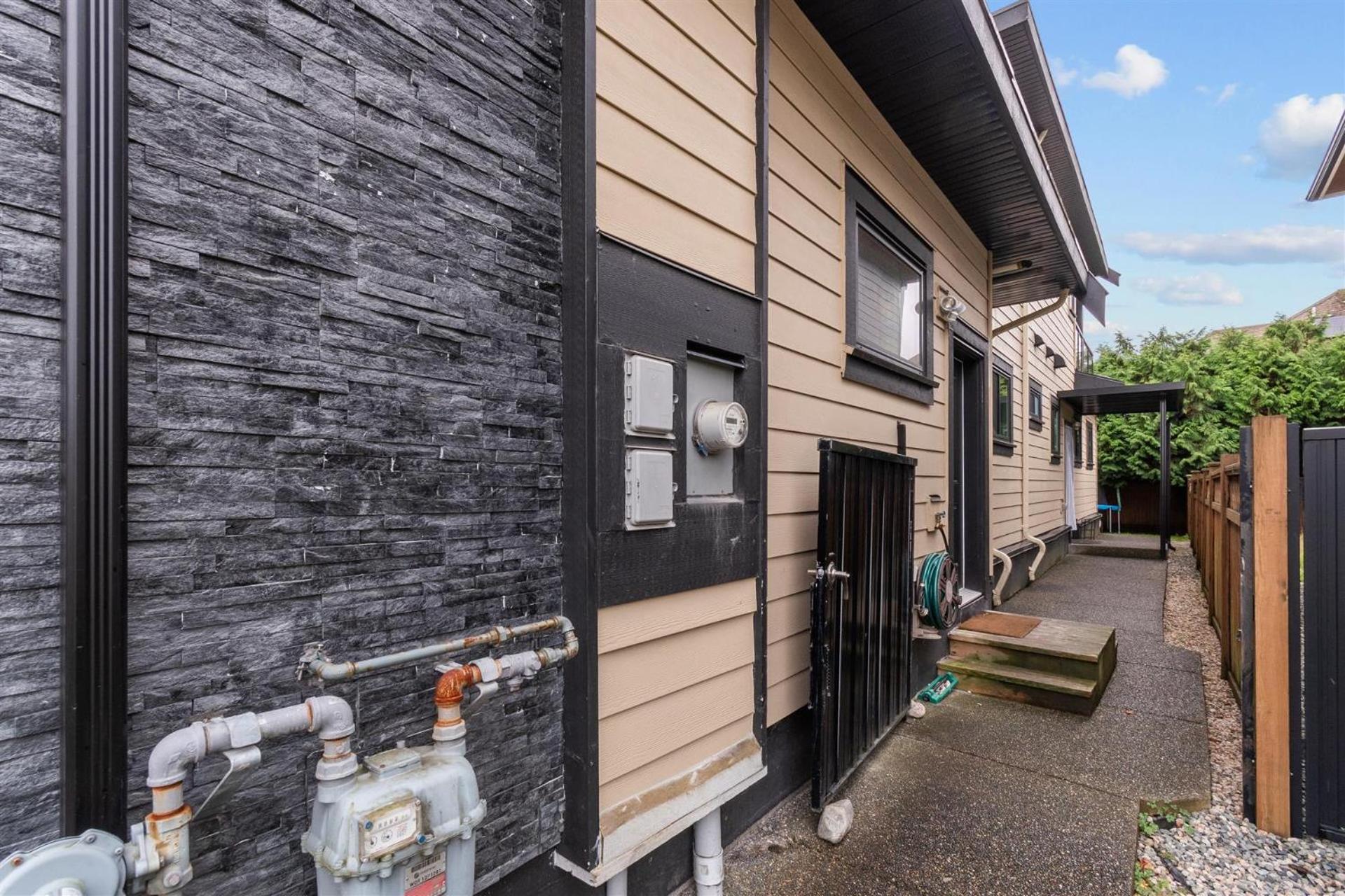 Peaceful 2 Bedroom Suite that sleeps 4 with Free Wifi ,Free parking,easily accessible to Downtown Vancouver