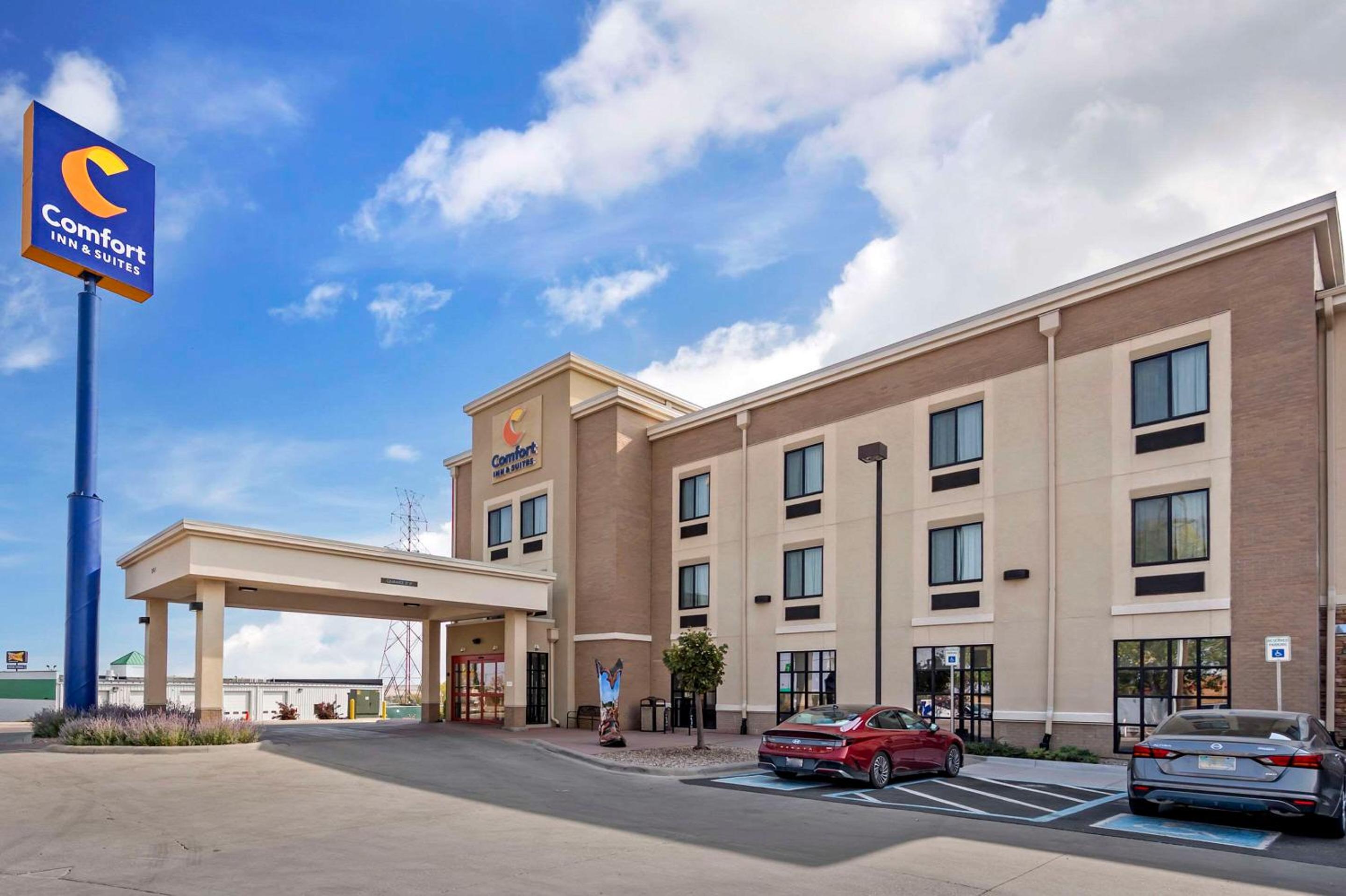 Hotel Comfort Inn & Suites - Image 1