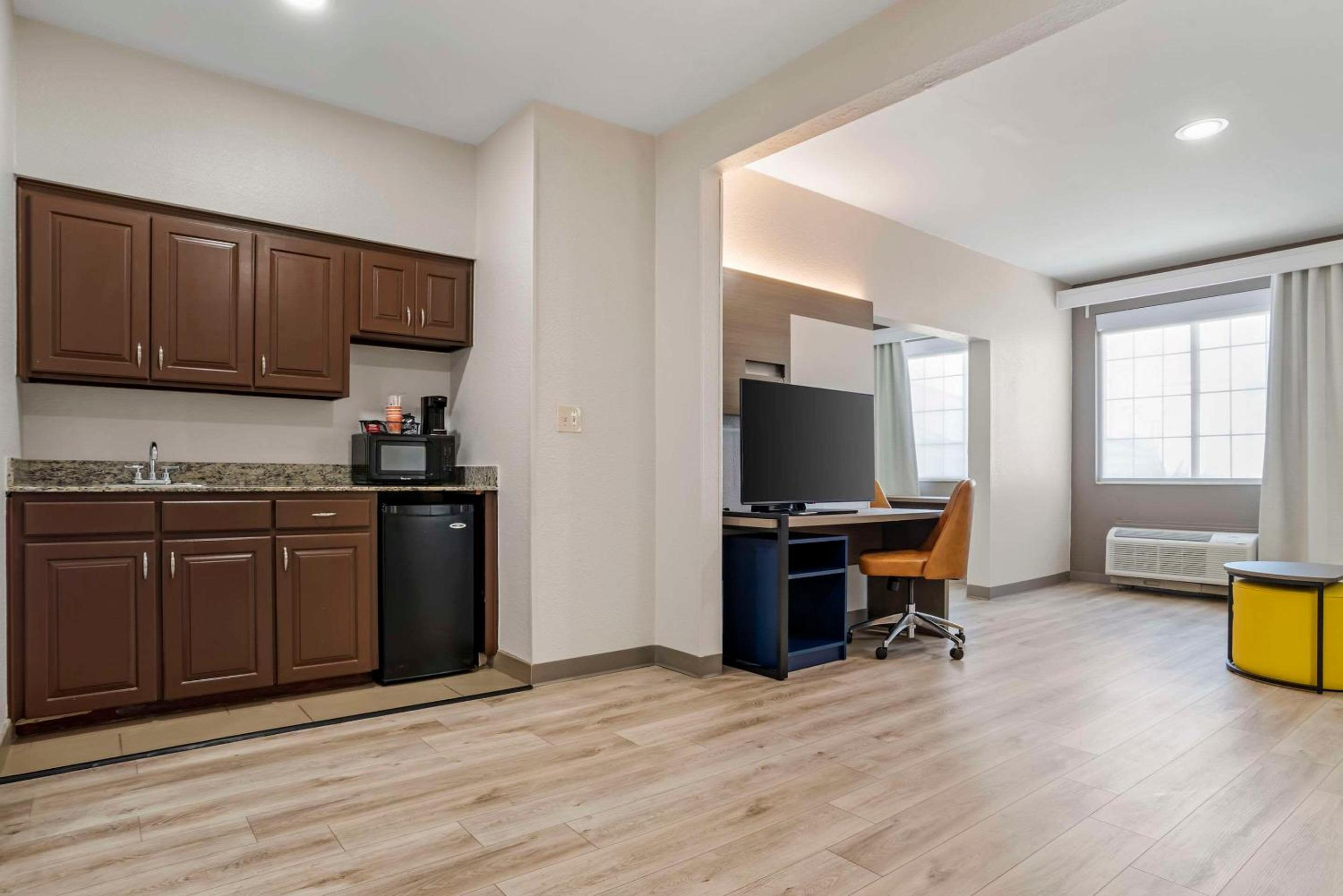 Hattiesburg Vacations - Comfort Suites Hattiesburg - Property Image 51