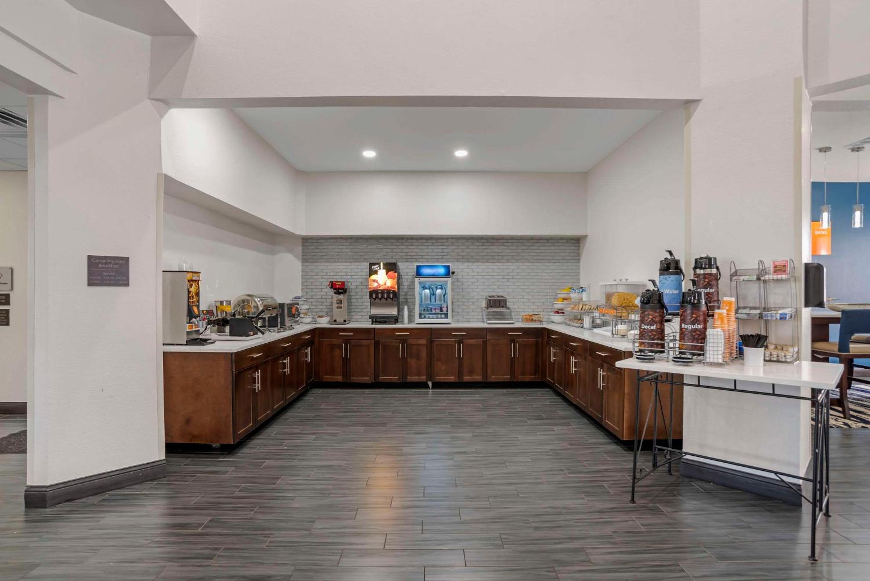 Hattiesburg Vacations - Comfort Suites Hattiesburg - Property Image 10