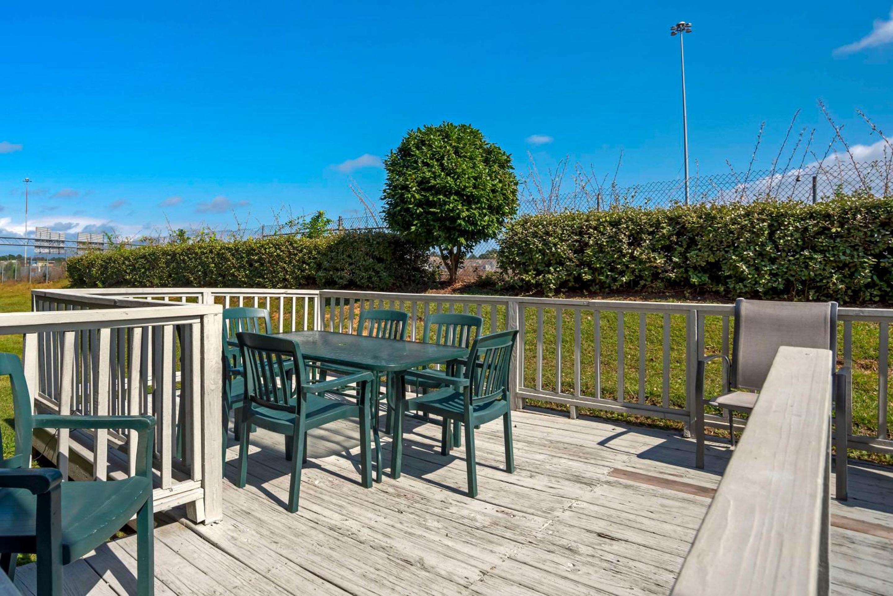 Hattiesburg Vacations - Comfort Suites Hattiesburg - Property Image 14