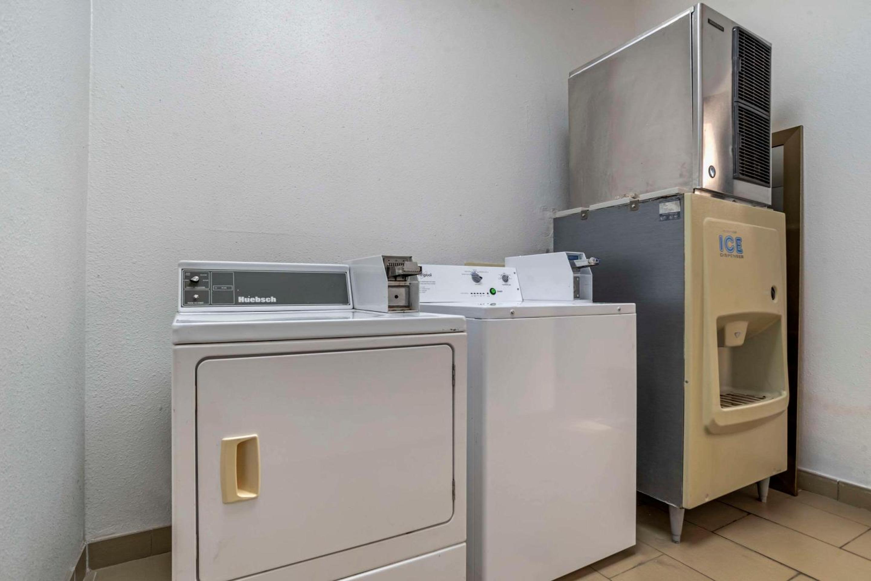 Hattiesburg Vacations - Comfort Suites Hattiesburg - Property Image 1