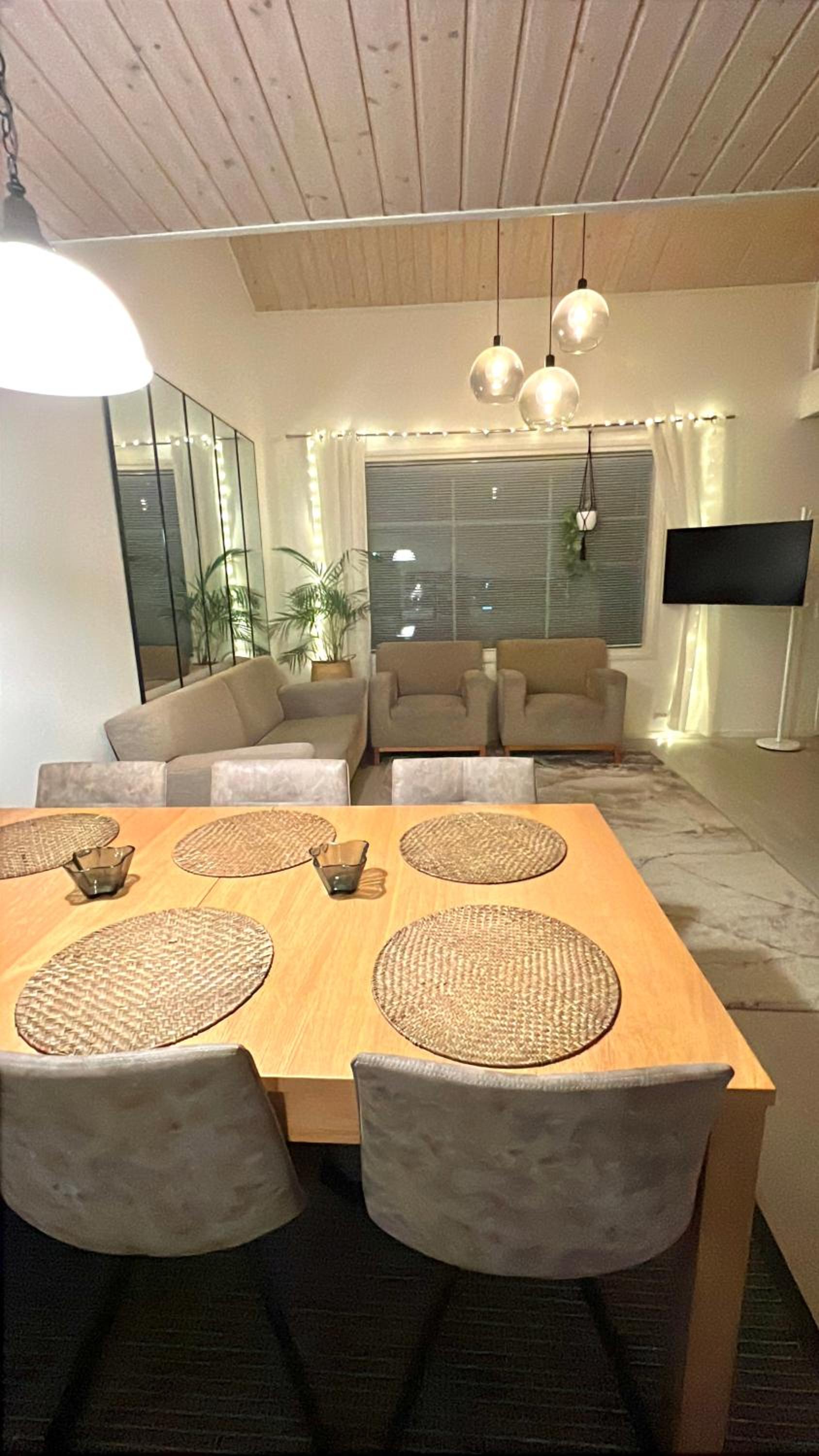 Kulta Villa, keskellä Vuokattia sisältyy Sauna, ilmainen Pysäköinti, Wi-Fi, 65smartTV, oma pieni piha alue, sopii perheille