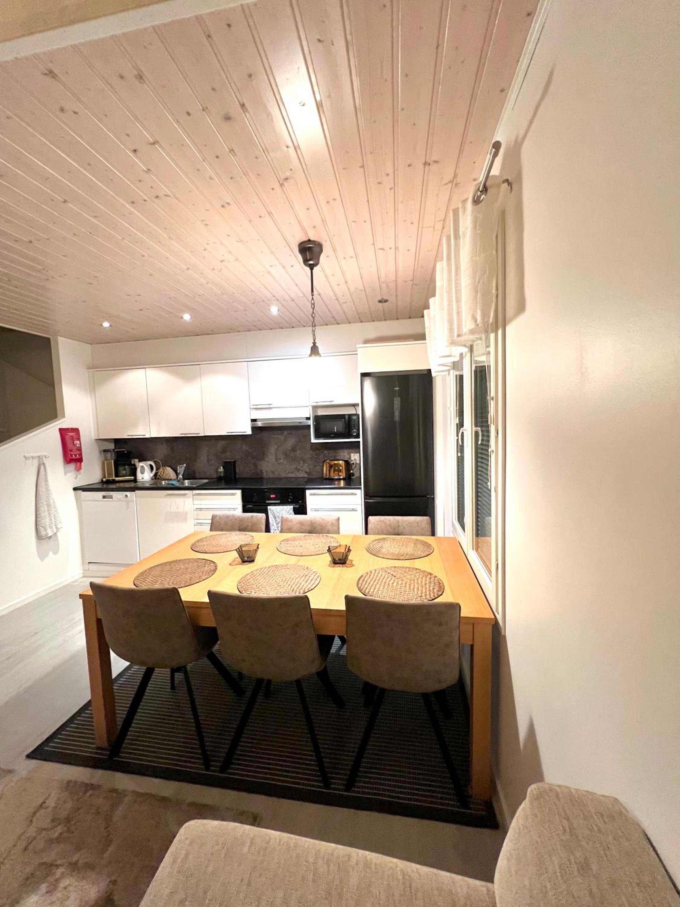 Kulta Villa, keskellä Vuokattia sisältyy Sauna, ilmainen Pysäköinti, Wi-Fi, 65smartTV, oma pieni piha alue, sopii perheille