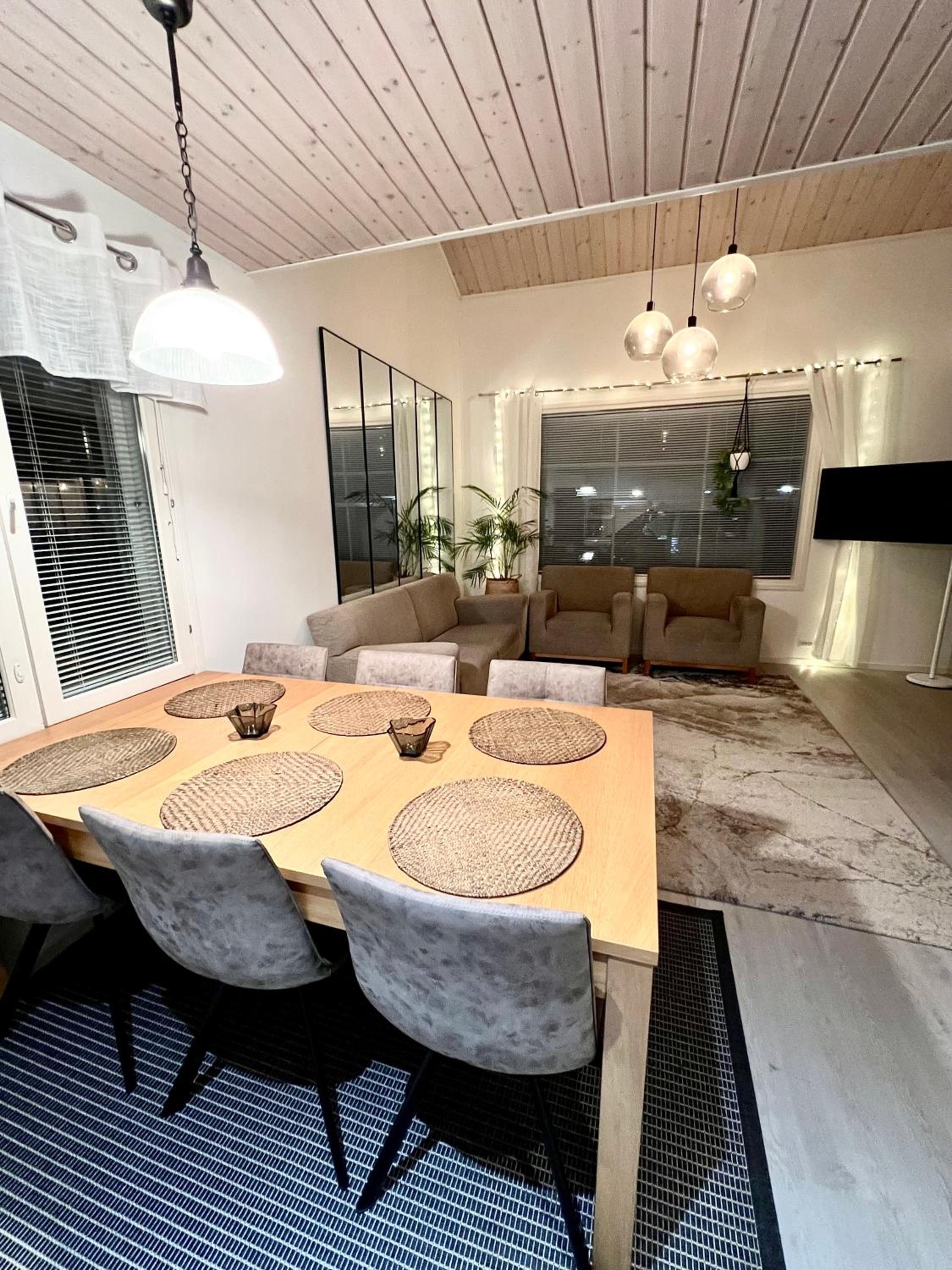 Kulta Villa, keskellä Vuokattia sisältyy Sauna, ilmainen Pysäköinti, Wi-Fi, 65smartTV, oma pieni piha alue, sopii perheille