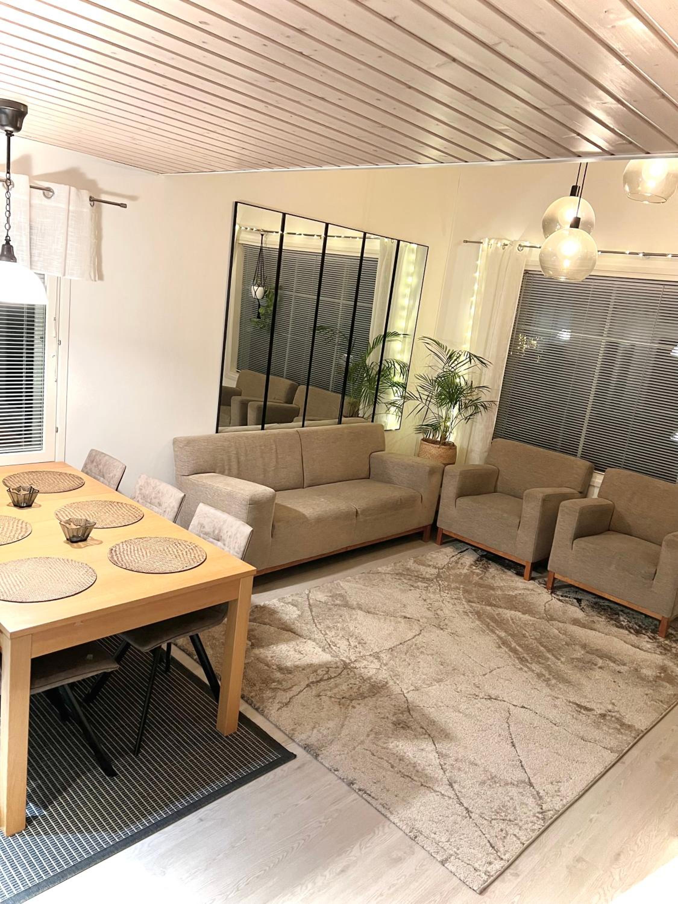 Kulta Villa, keskellä Vuokattia sisältyy Sauna, ilmainen Pysäköinti, Wi-Fi, 65smartTV, oma pieni piha alue, sopii perheille