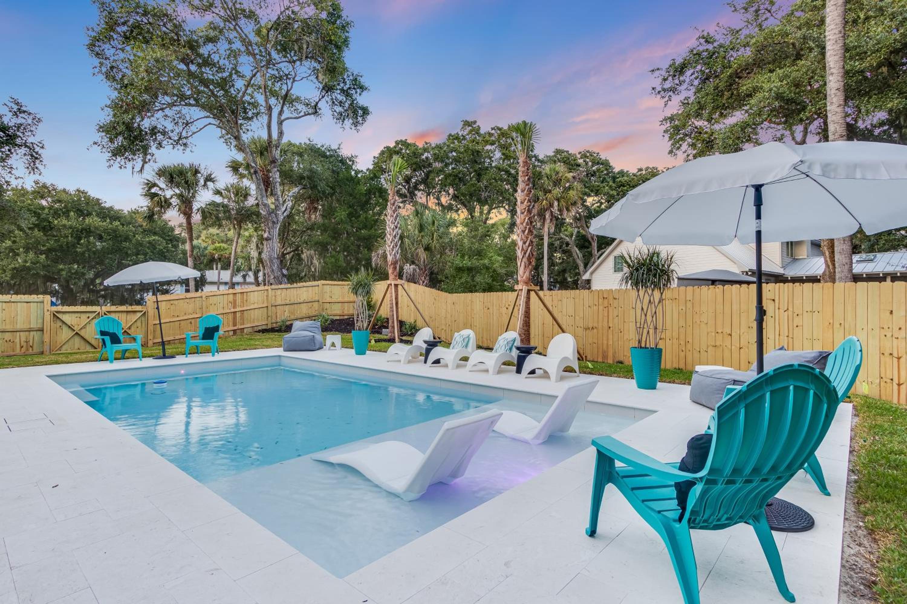 Southern Oasis by AvantStay 0.5mi Walk to the Beach Pool Patio Large Yard