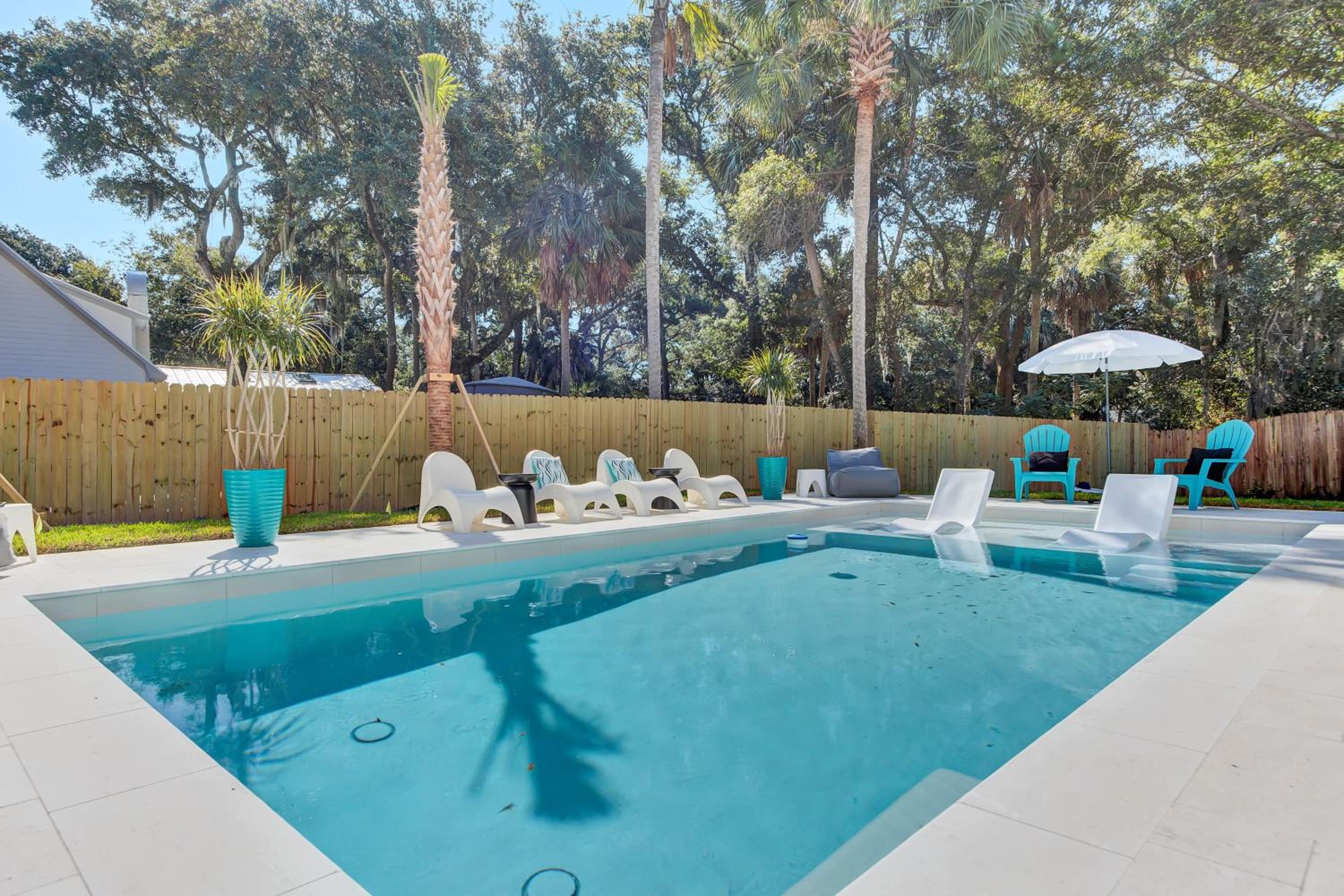 Southern Oasis by AvantStay 0.5mi Walk to the Beach Pool Patio Large Yard