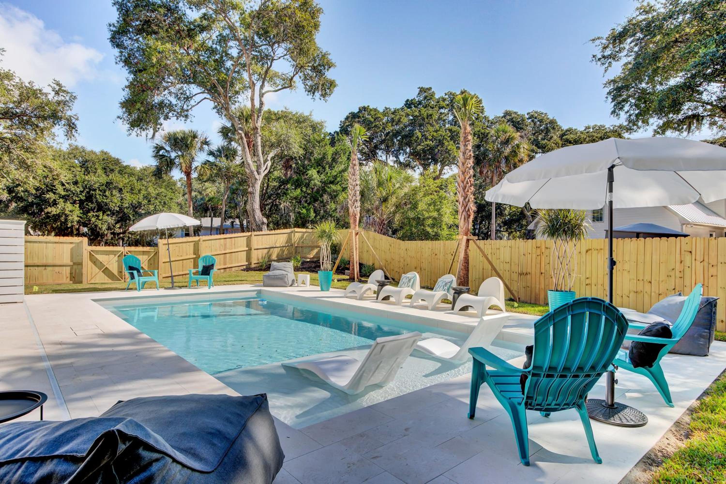 Southern Oasis by AvantStay 0.5mi Walk to the Beach Pool Patio Large Yard